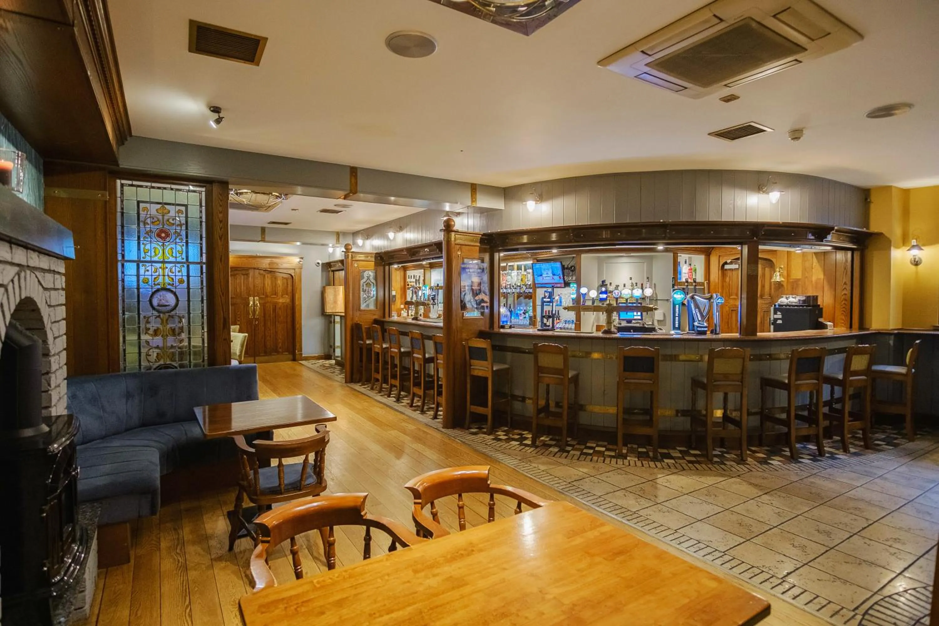 Lounge or bar in Central Hotel Donegal