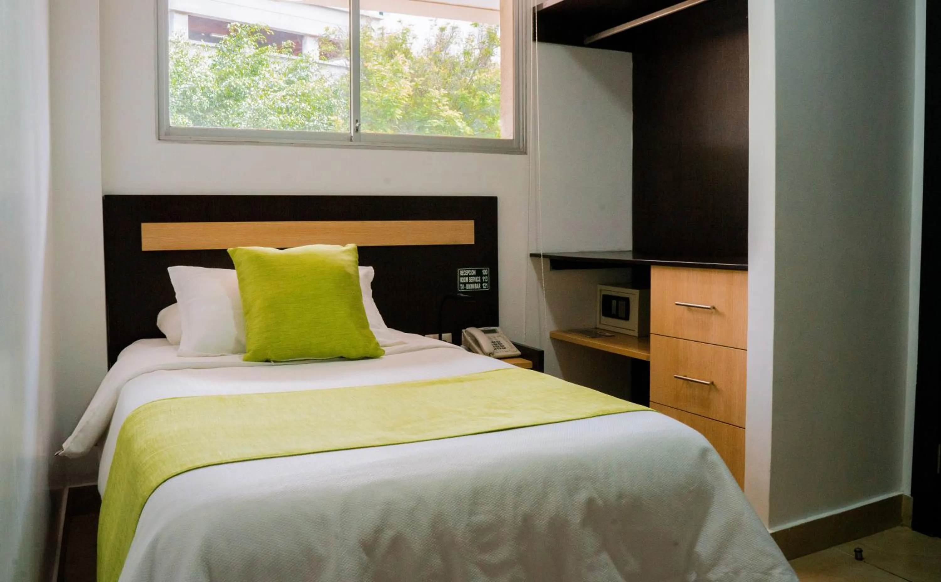 Bed in Hotel MC Suites - Confort cerca del Aeropuerto