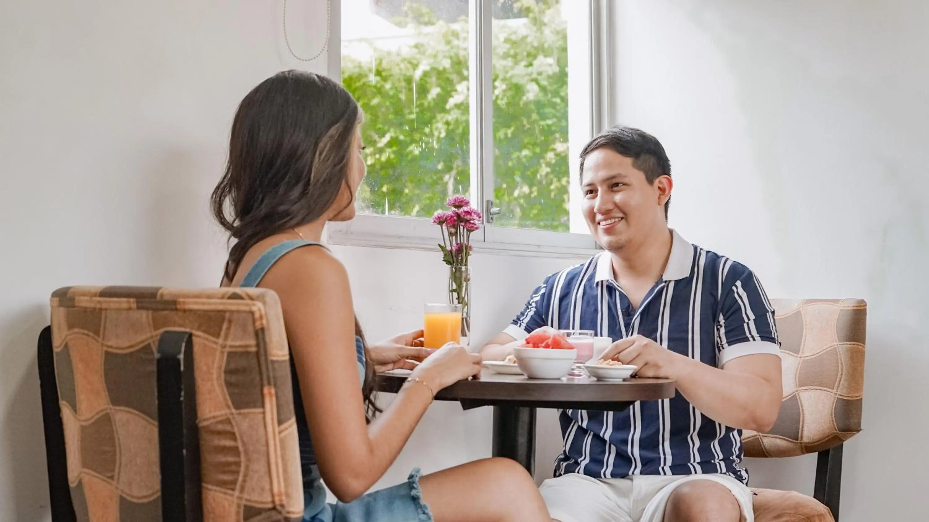 People in Hotel MC Suites - Confort cerca del Aeropuerto