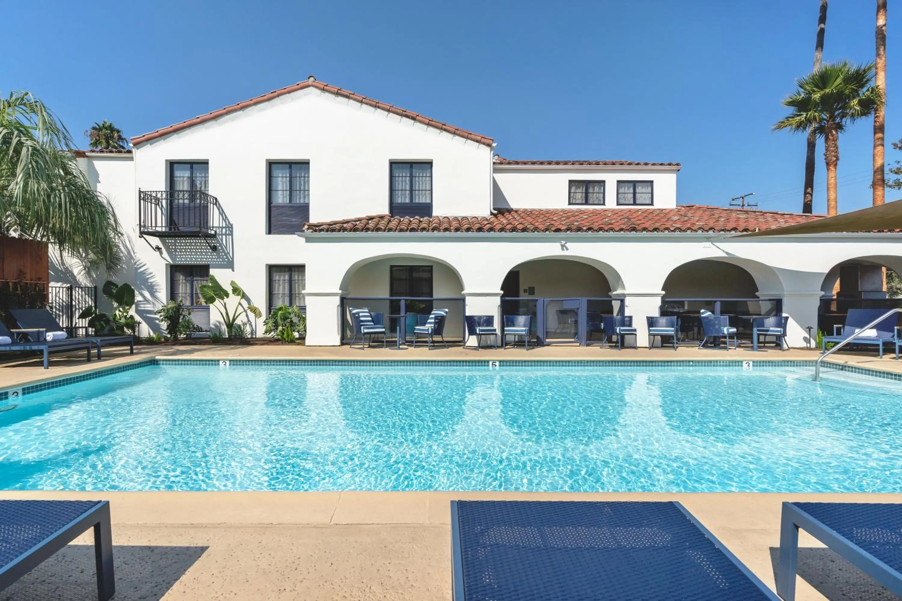 Swimming pool in Mason Beach Inn
