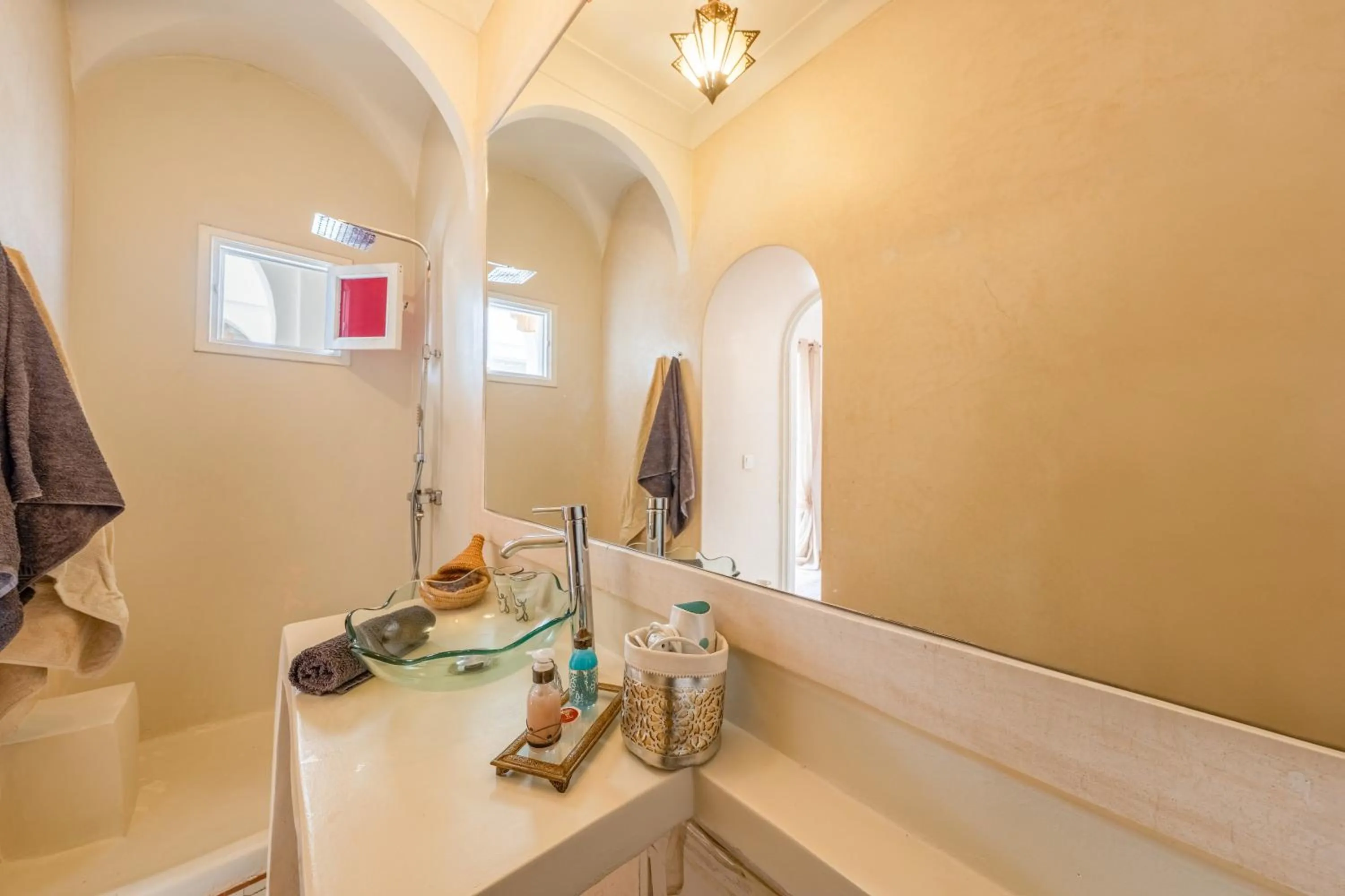 Bathroom in RIAD AWINATI Location Privatisée ,piscine chauffée , beau Rooftop