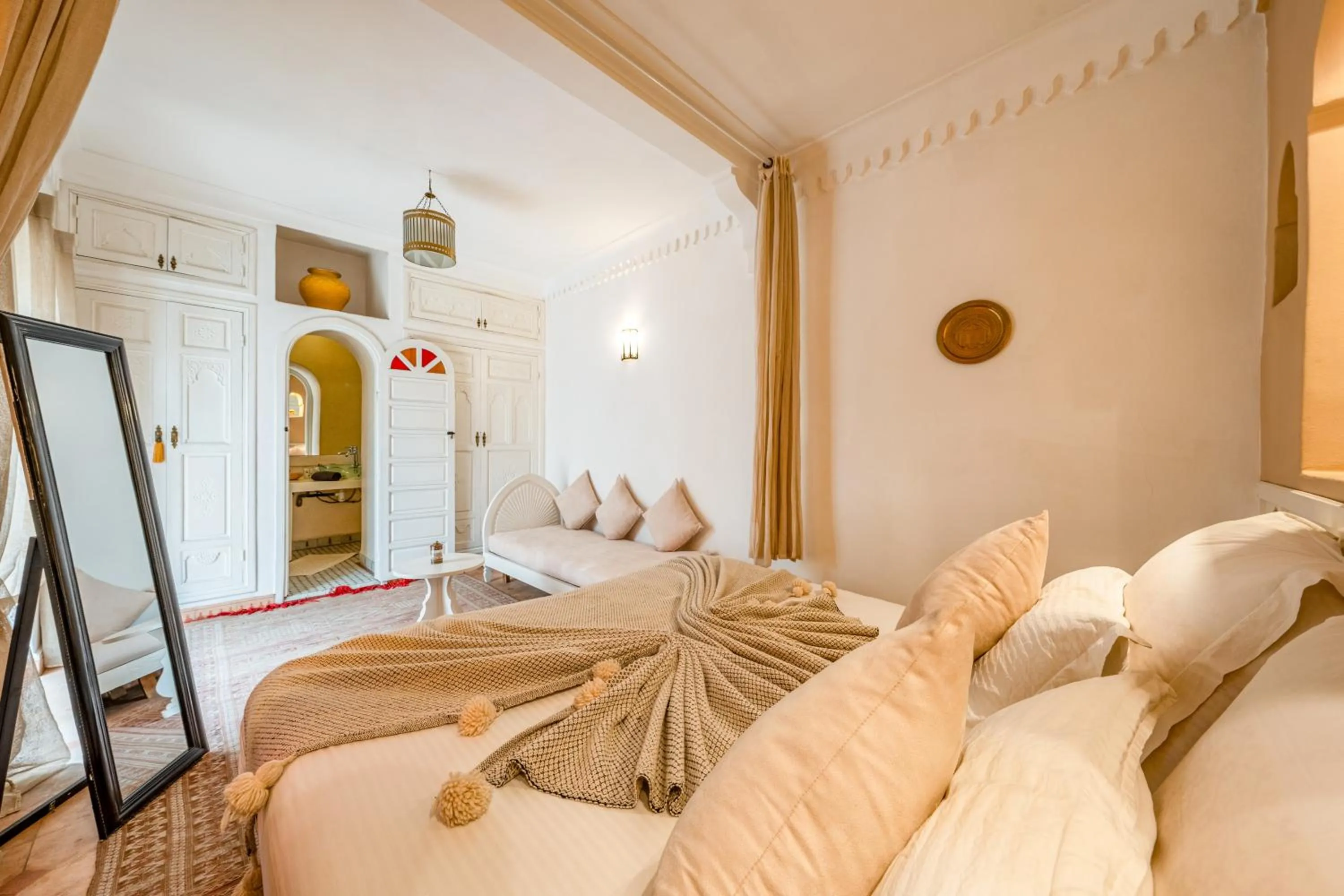Photo of the whole room, Bed in RIAD AWINATI Location Privatisée ,piscine chauffée , beau Rooftop