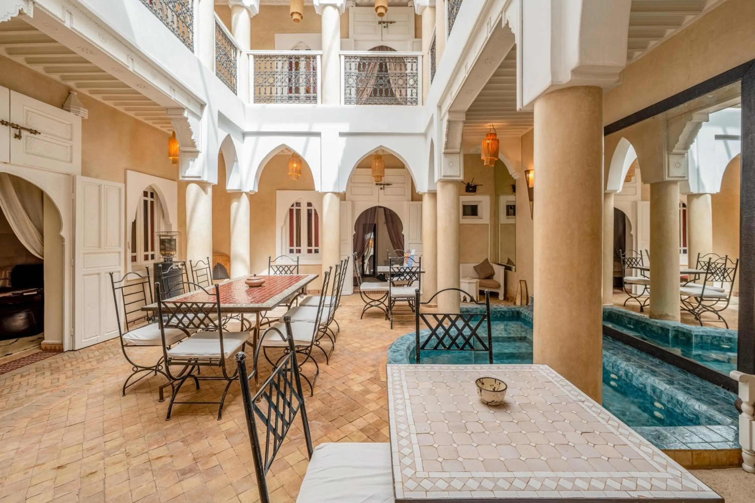 Patio in RIAD AWINATI Location Privatisée ,piscine chauffée , beau Rooftop