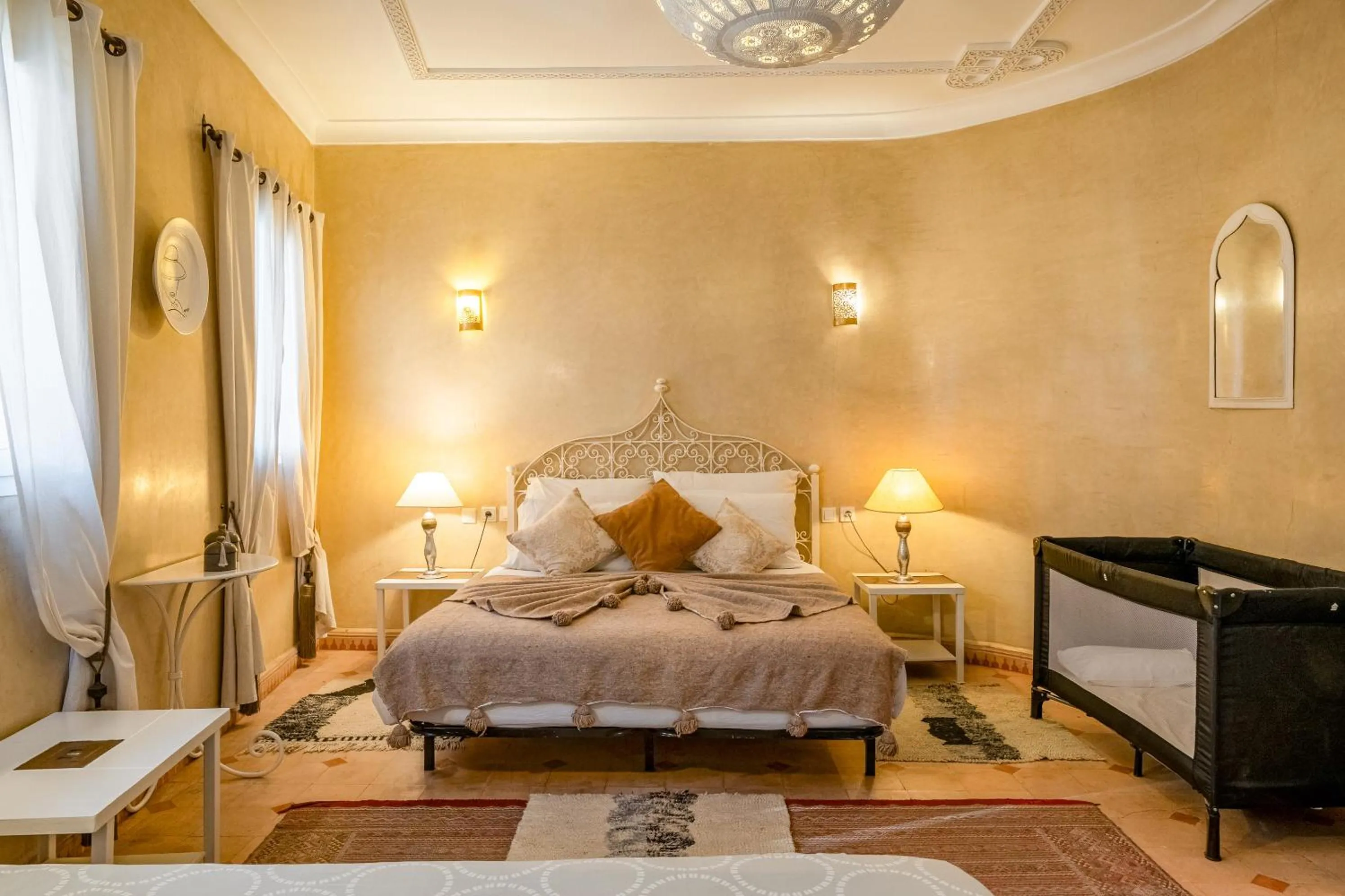 Photo of the whole room, Bed in RIAD AWINATI Location Privatisée ,piscine chauffée , beau Rooftop