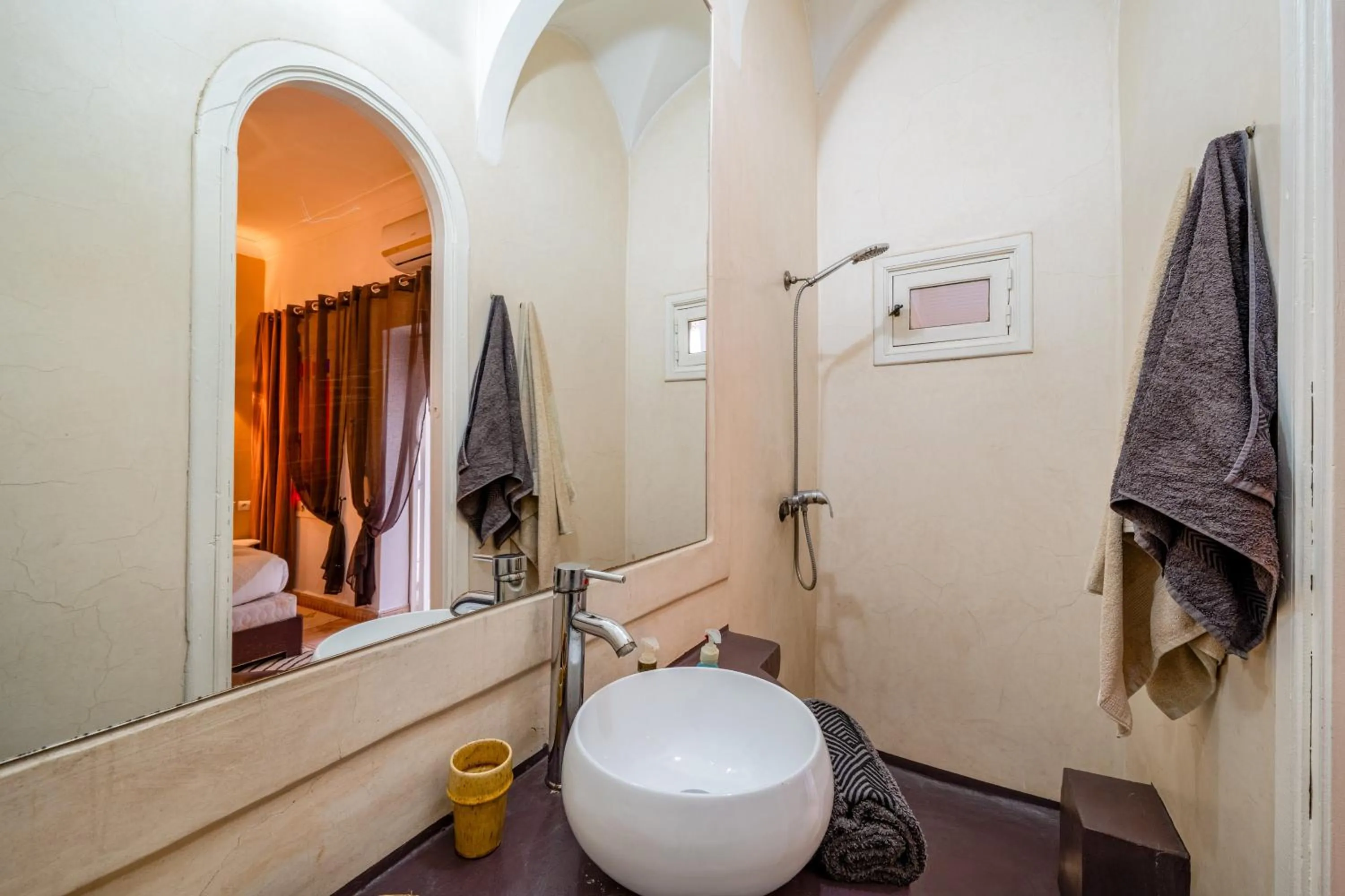 Shower in RIAD AWINATI Location Privatisée ,piscine chauffée , beau Rooftop