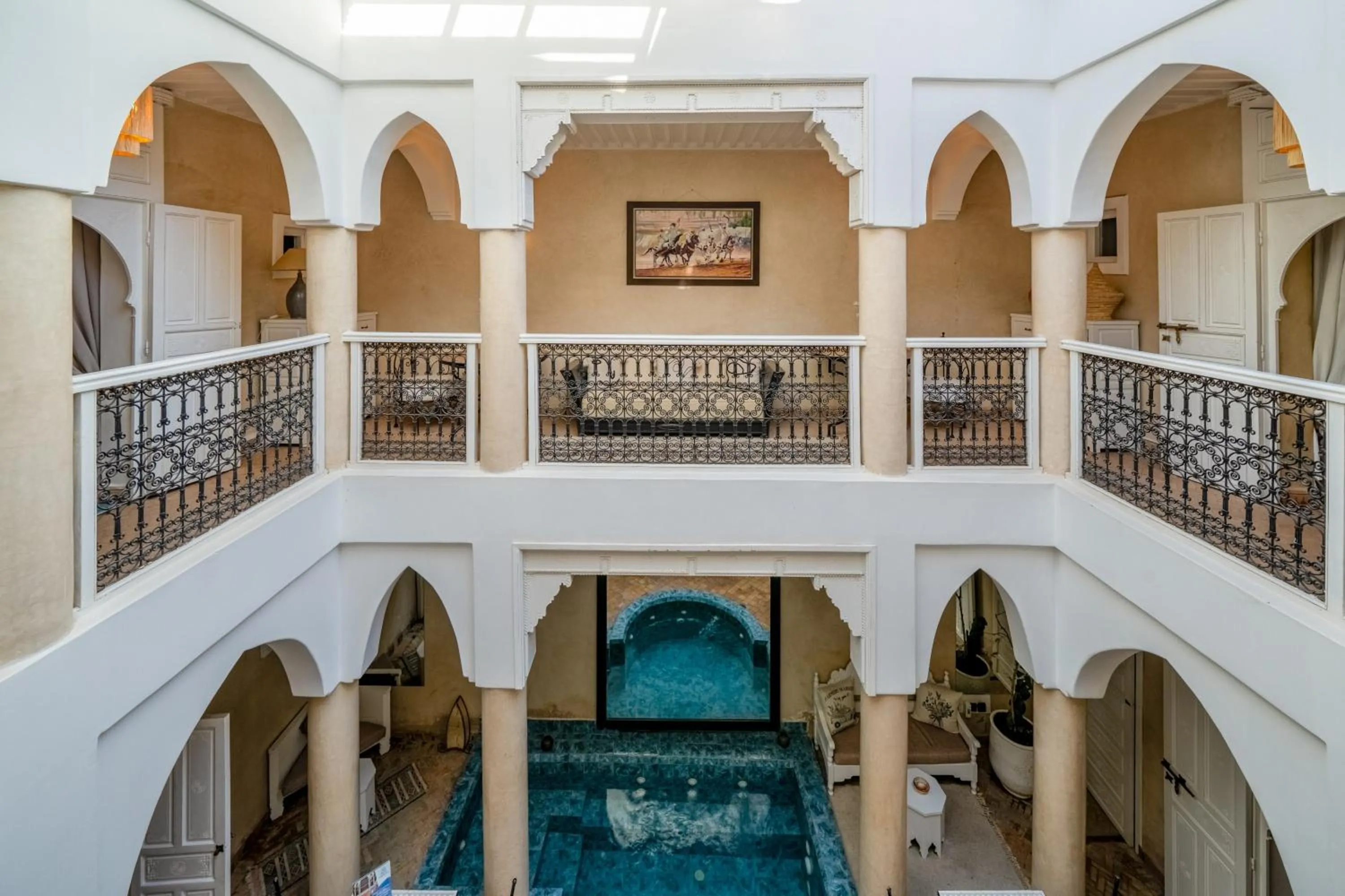 Patio in RIAD AWINATI Location Privatisée ,piscine chauffée , beau Rooftop