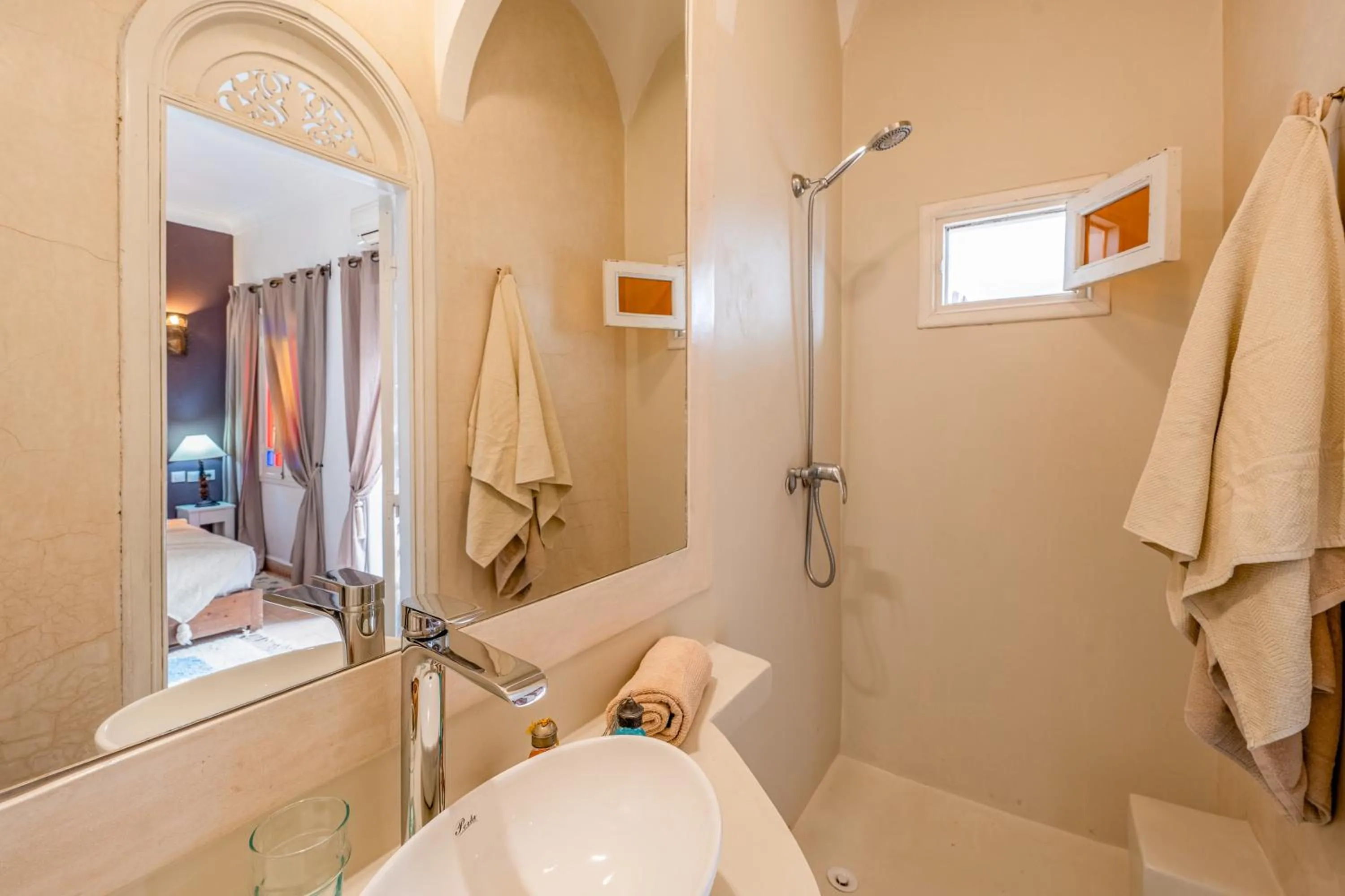 Shower in RIAD AWINATI Location Privatisée ,piscine chauffée , beau Rooftop