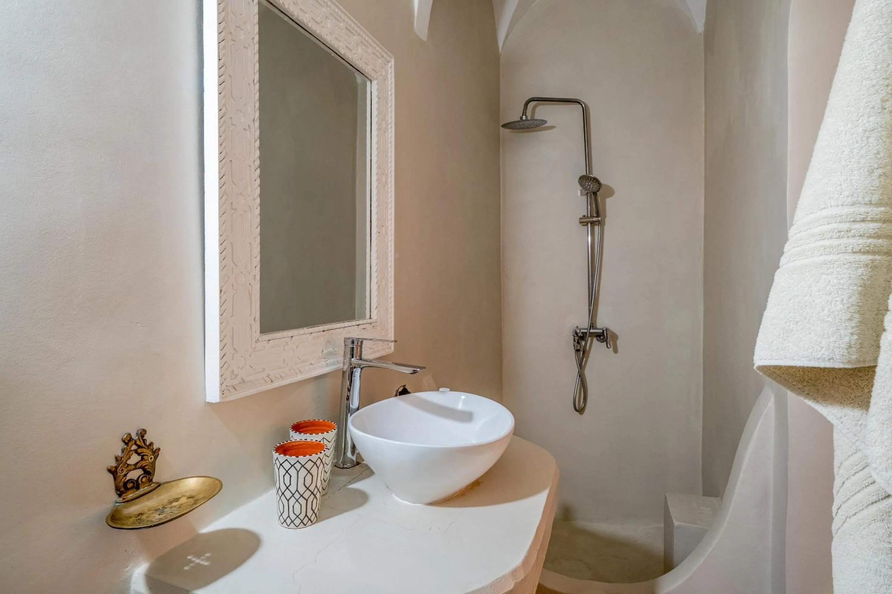 Shower in RIAD AWINATI Location Privatisée ,piscine chauffée , beau Rooftop