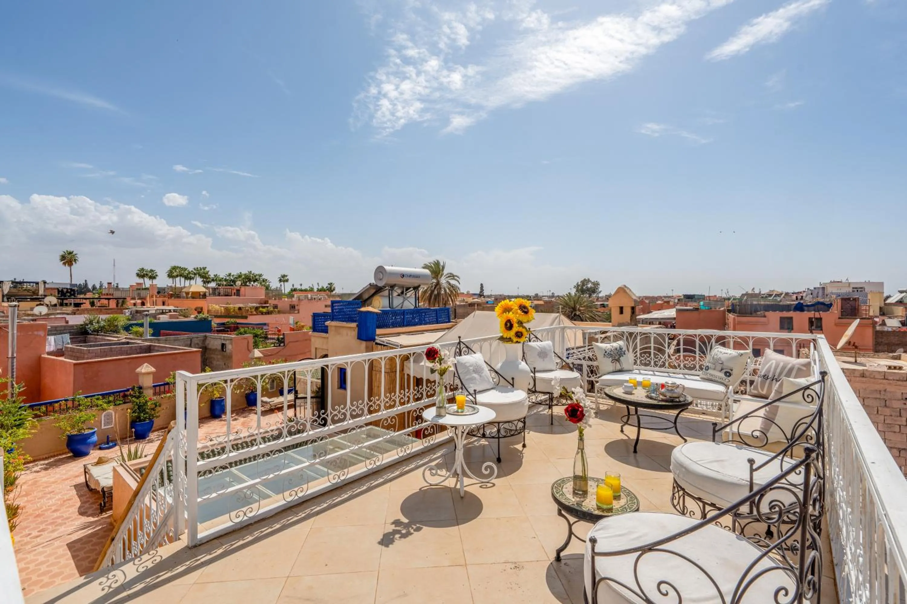 Patio in RIAD AWINATI Location Privatisée ,piscine chauffée , beau Rooftop