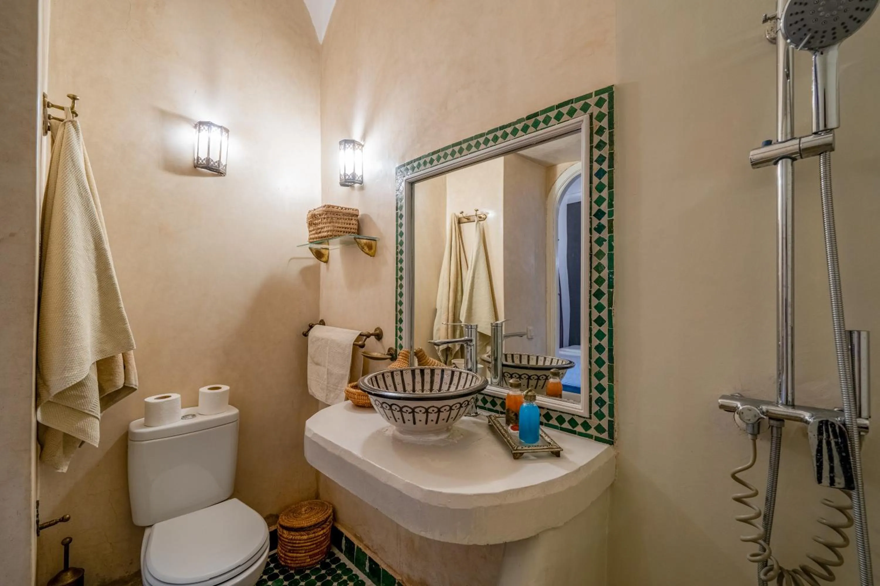 Toilet in RIAD AWINATI Location Privatisée ,piscine chauffée , beau Rooftop