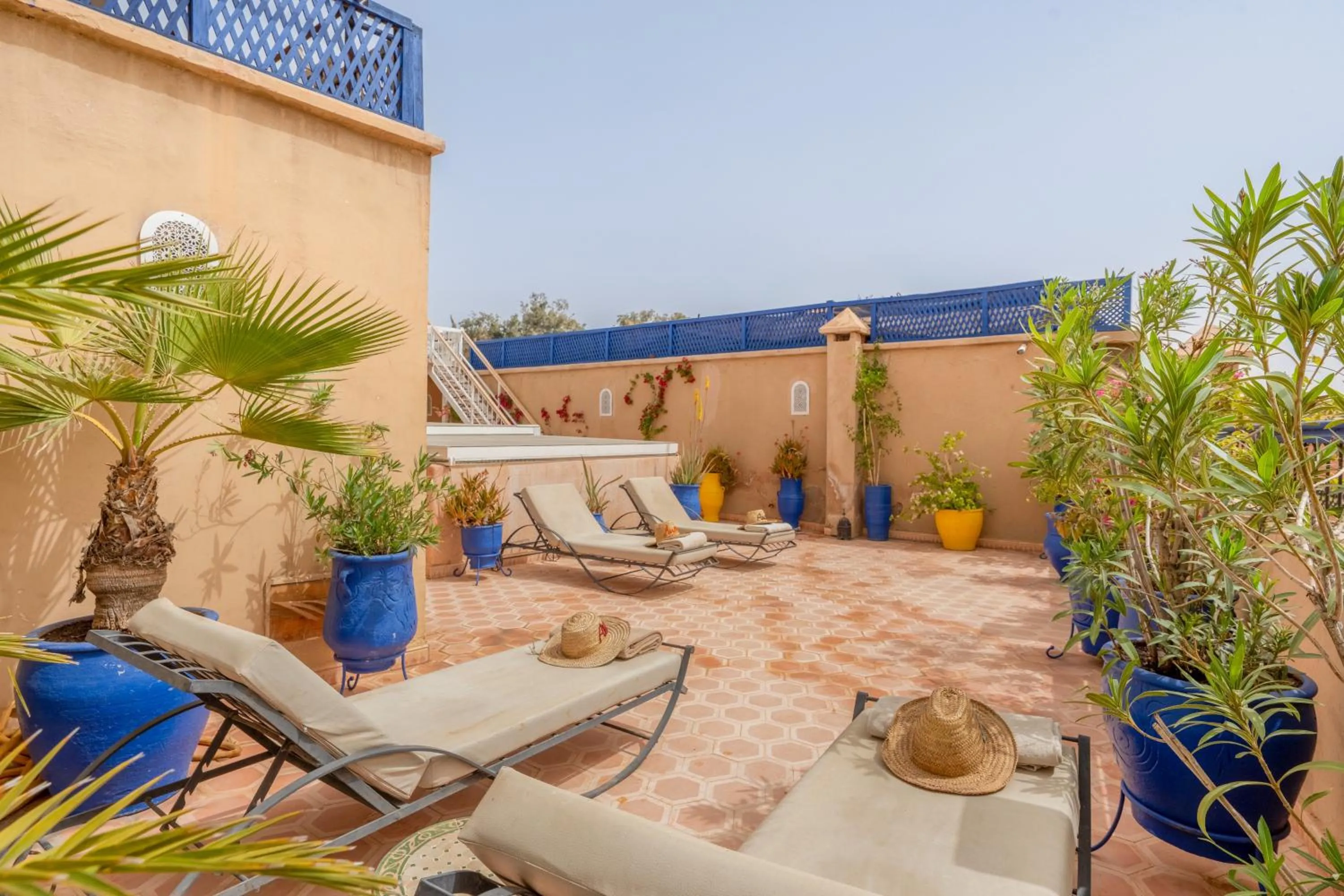 Day in RIAD AWINATI Location Privatisée ,piscine chauffée , beau Rooftop