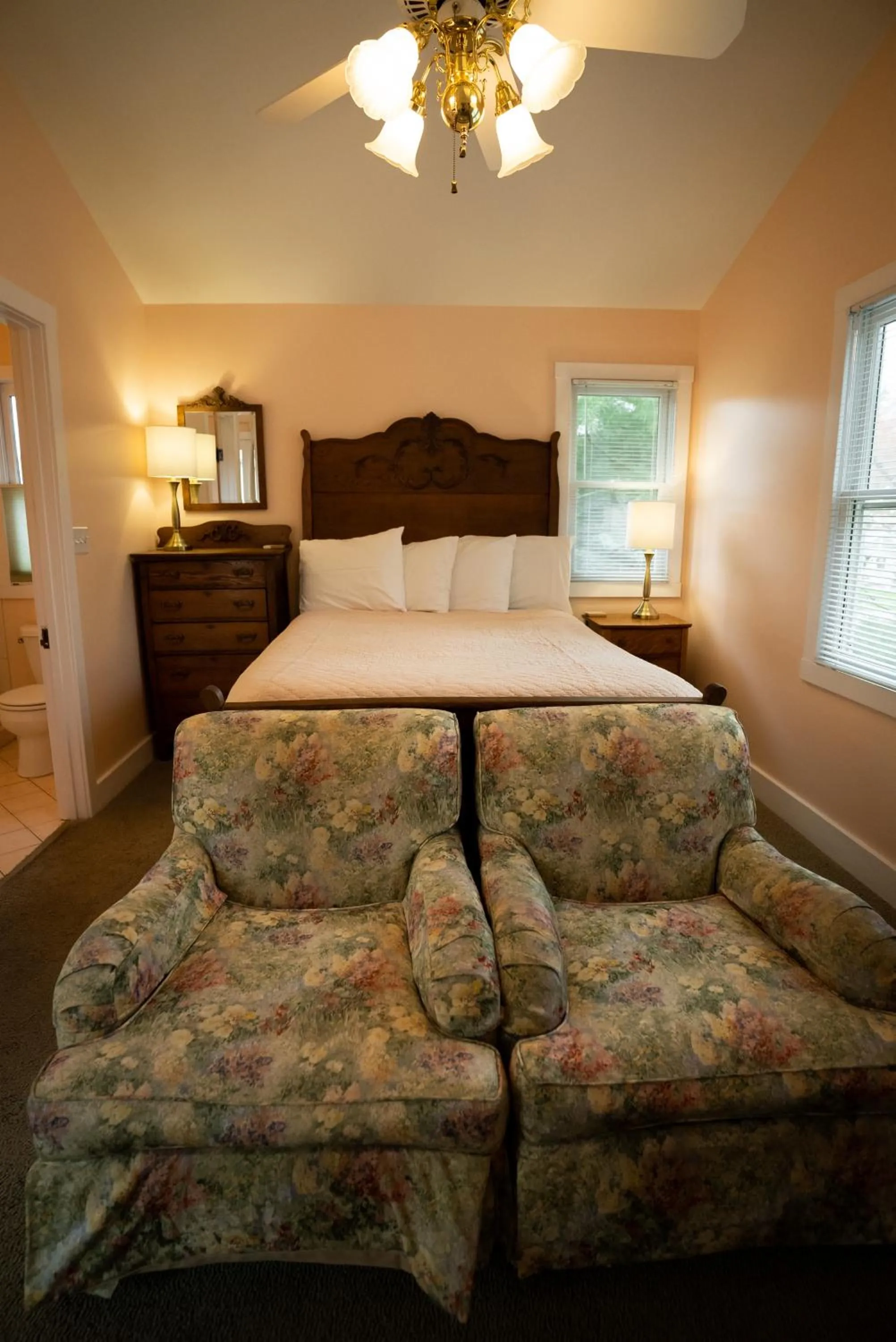 Bed in Garden Grove Inn Bed and Breakfast