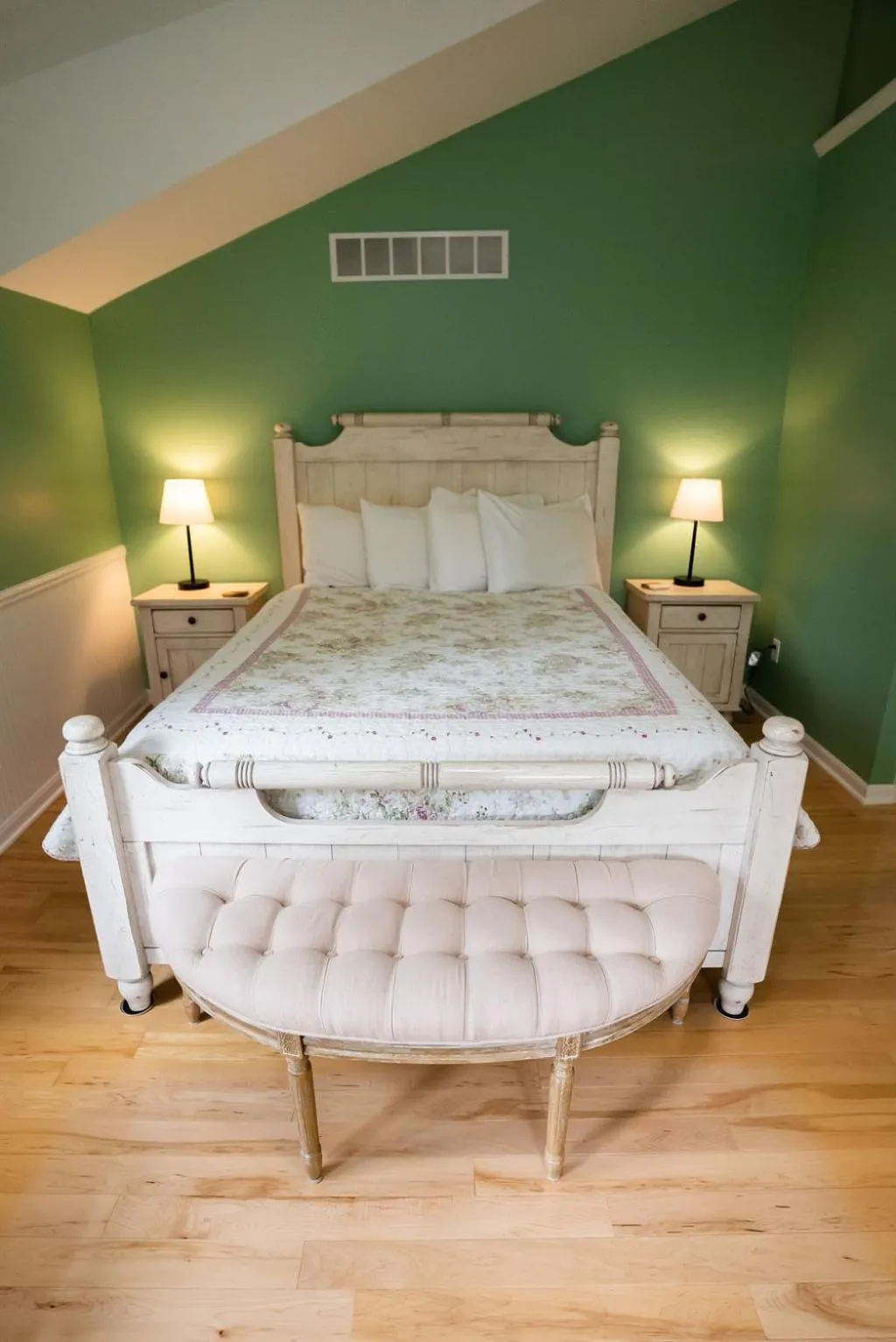 Bed in Garden Grove Inn Bed and Breakfast