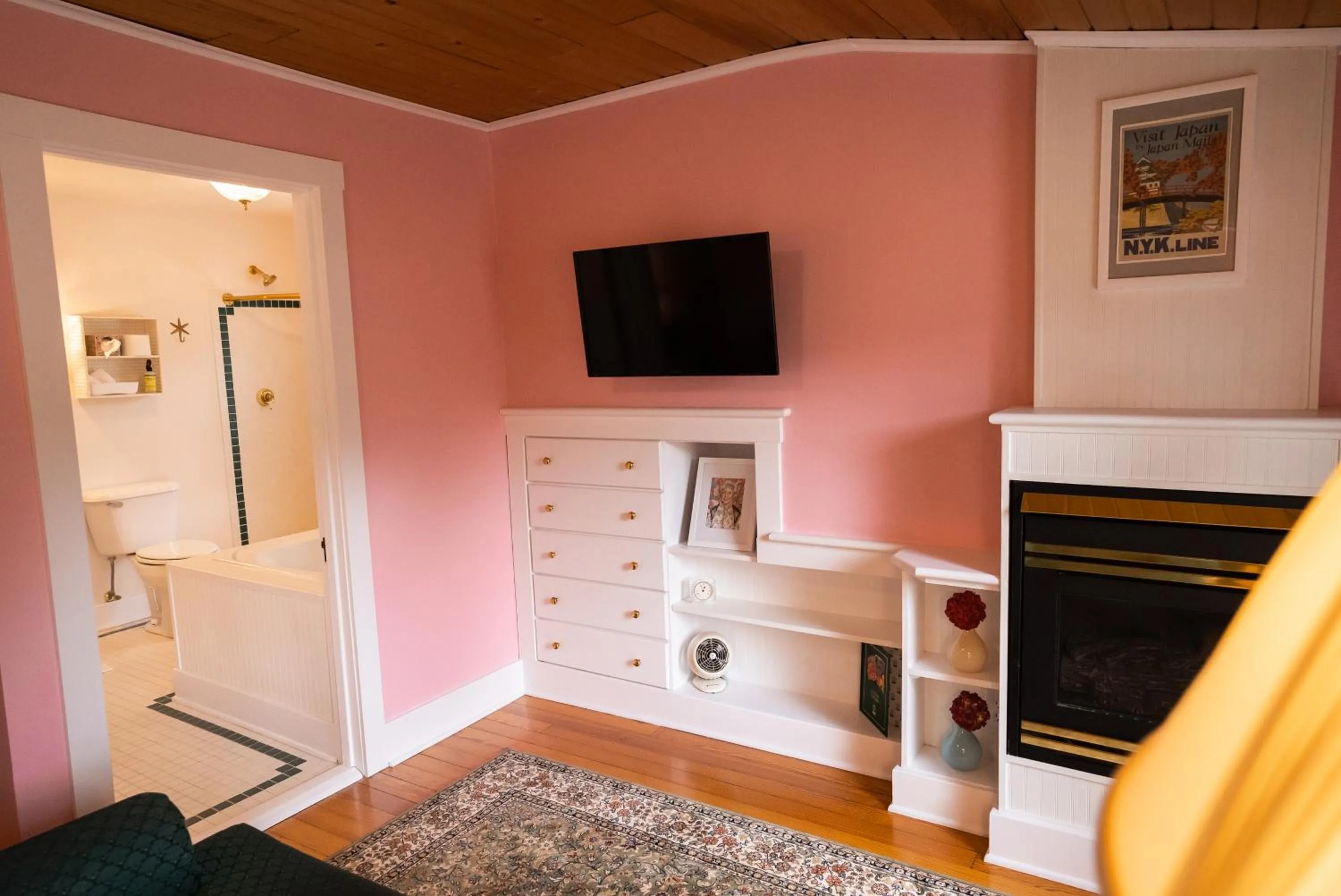 TV and multimedia in Garden Grove Inn Bed and Breakfast