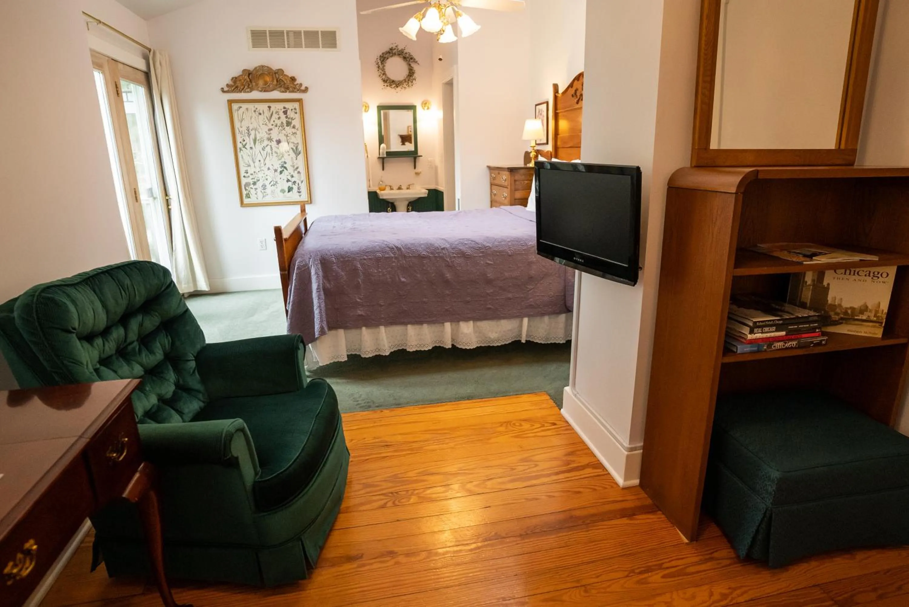 TV and multimedia, Bed in Garden Grove Inn Bed and Breakfast