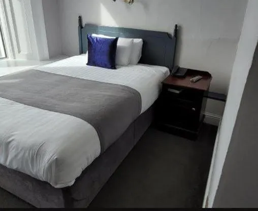 Bedroom, Bed in Commodore Hotel