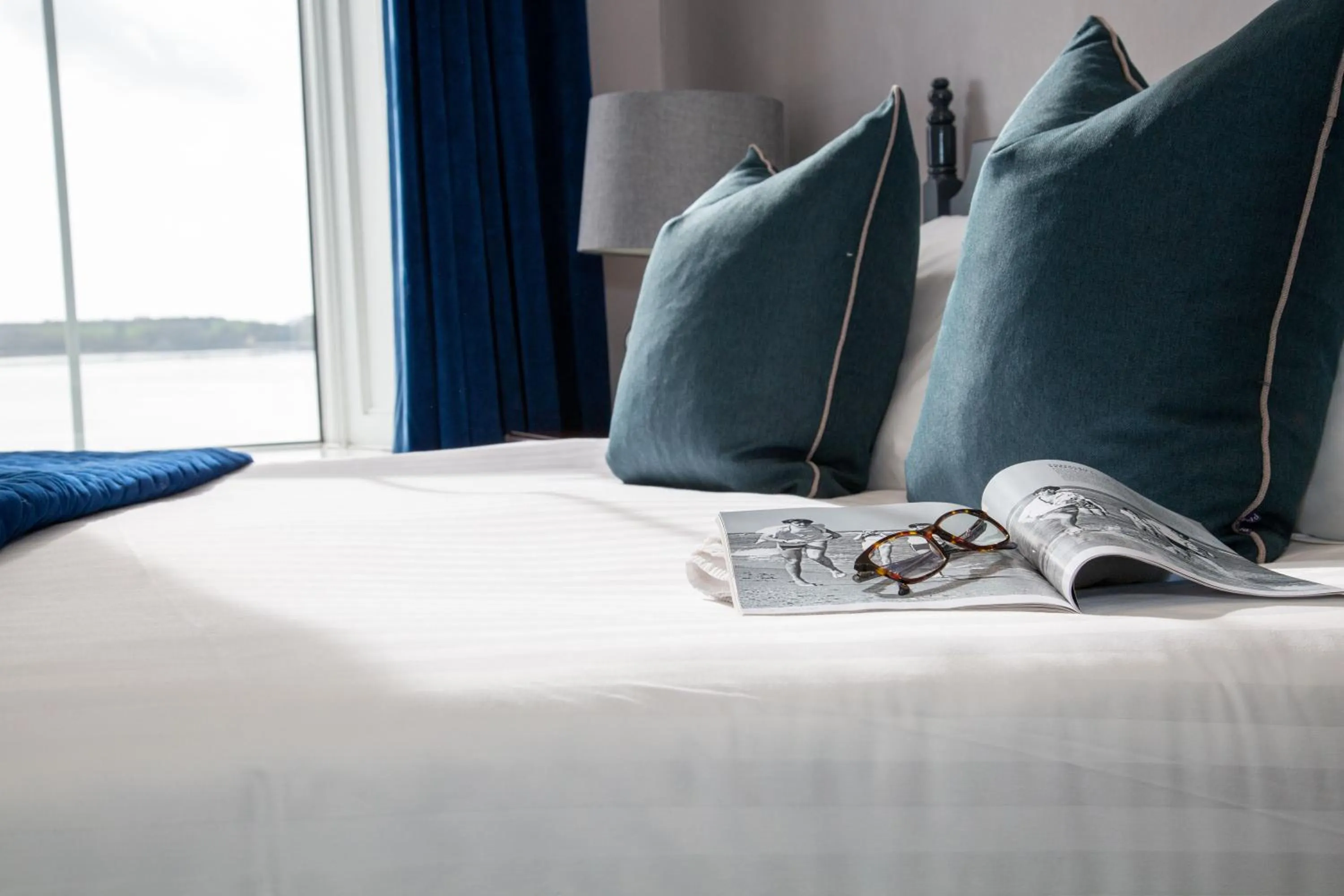 Sea view, Bed in Commodore Hotel