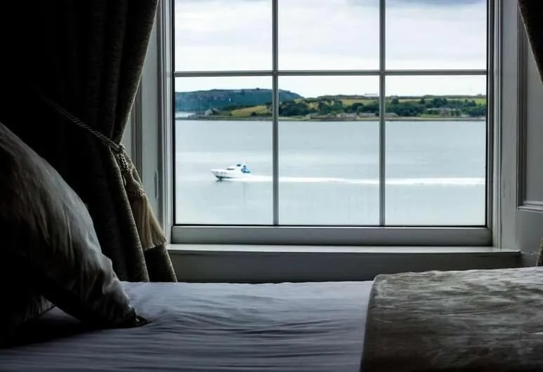Sea view, Bed in Commodore Hotel