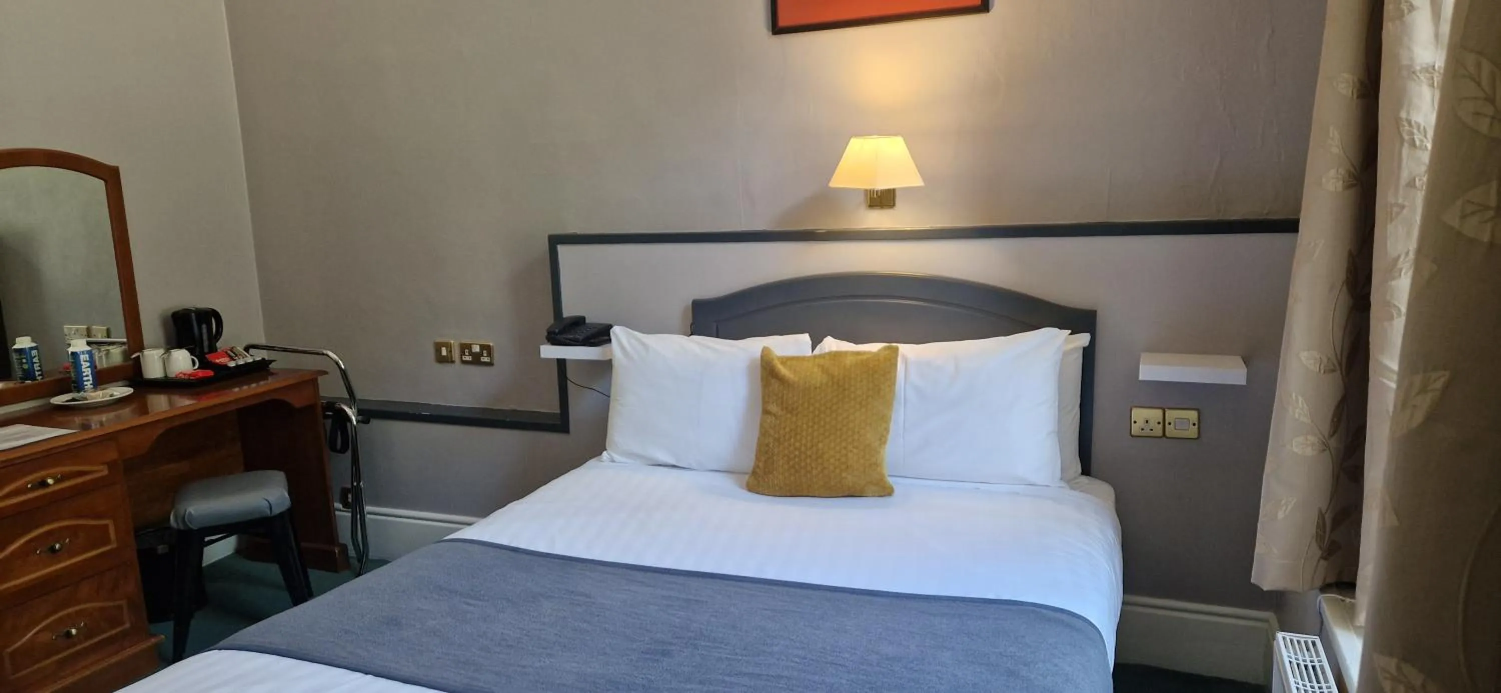 Bedroom, Bed in Commodore Hotel