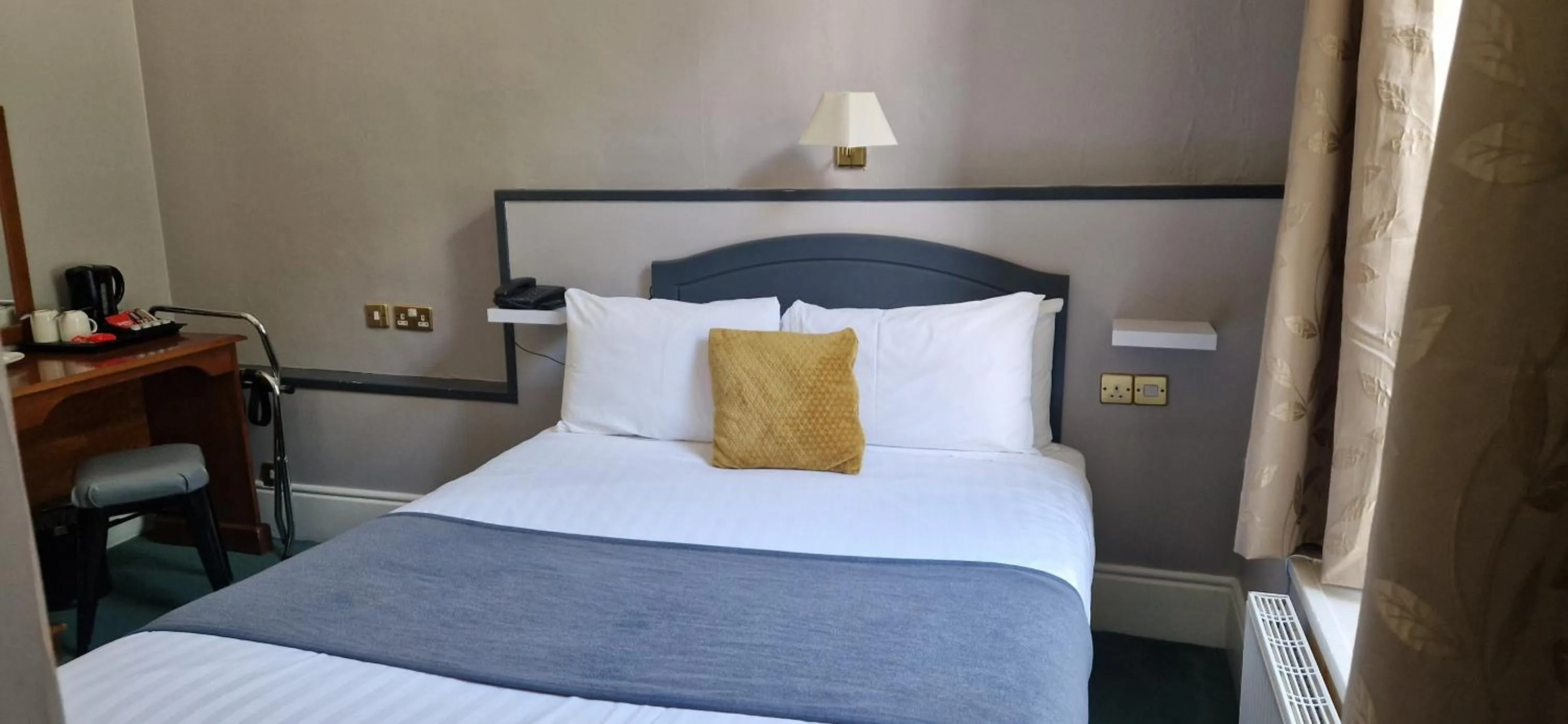 Bedroom, Bed in Commodore Hotel