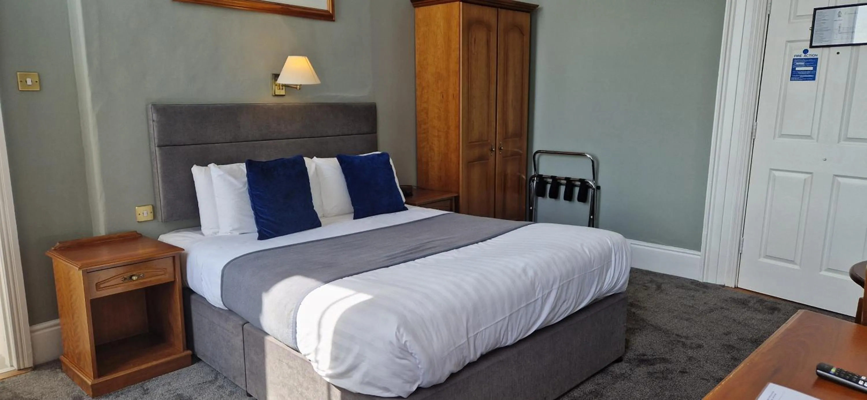 Bedroom, Bed in Commodore Hotel