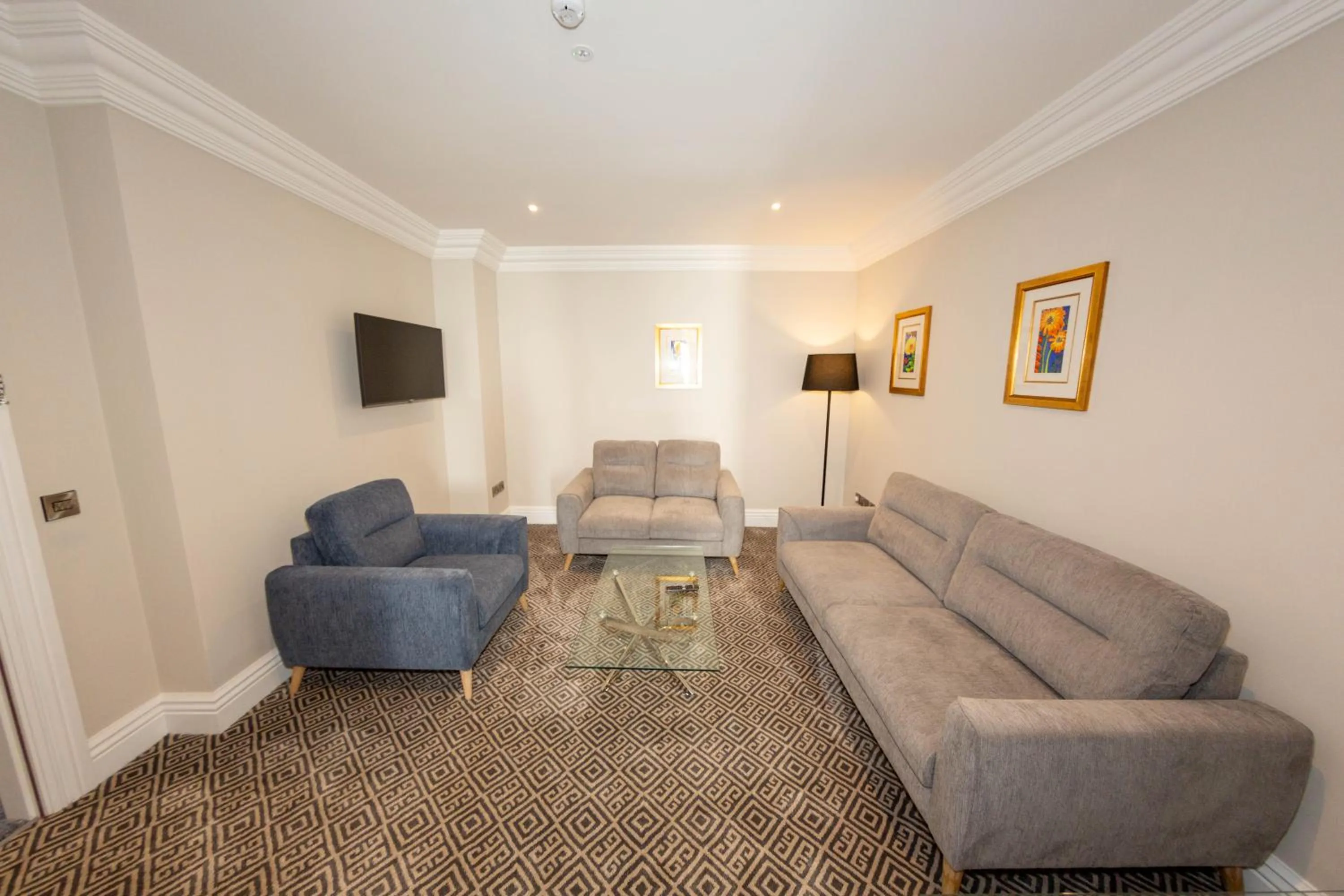 Living room in Commodore Hotel