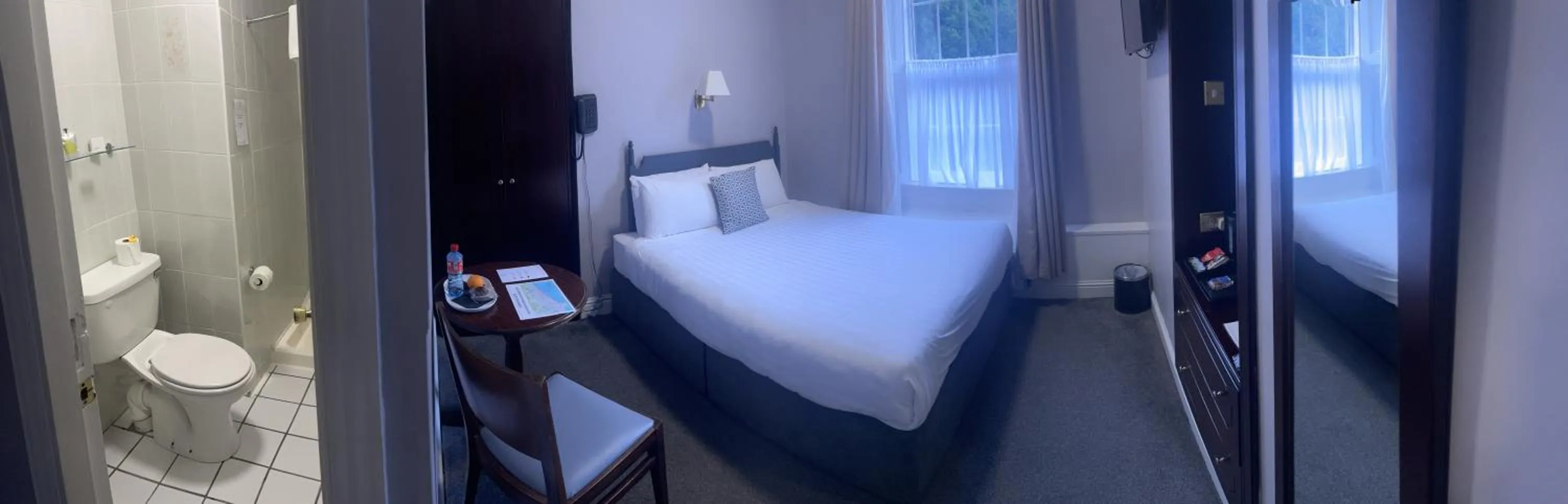 Bedroom, Bed in Commodore Hotel