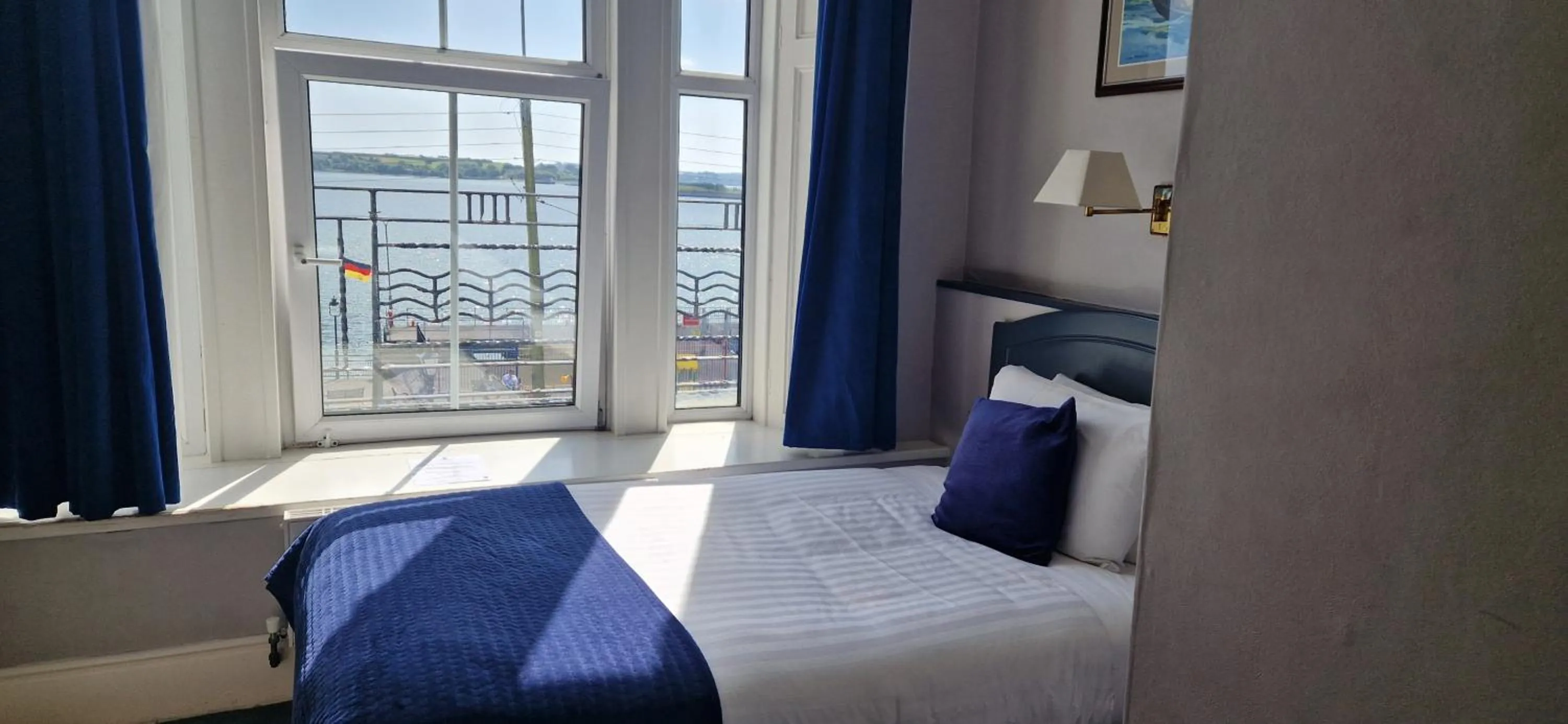 Bedroom, Bed in Commodore Hotel