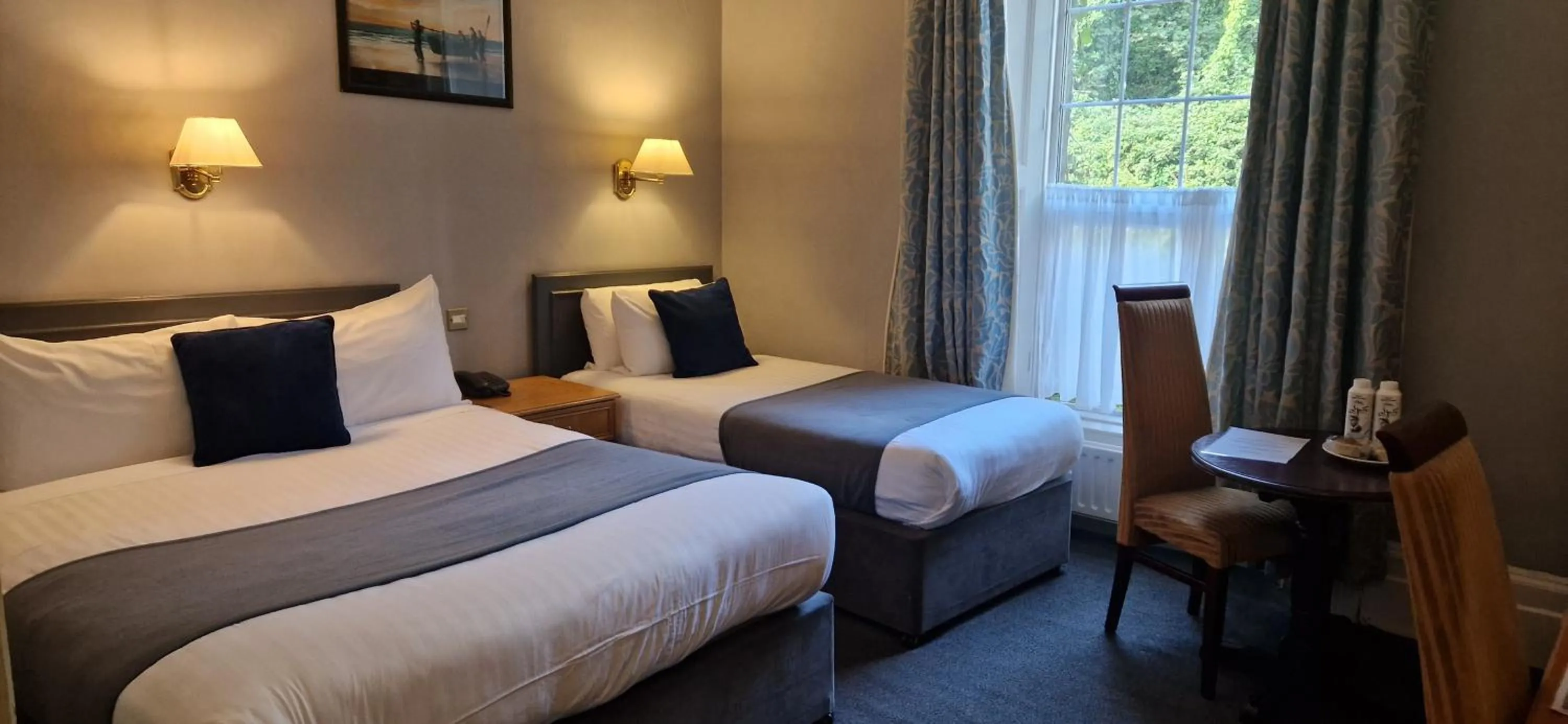 Bedroom, Bed in Commodore Hotel