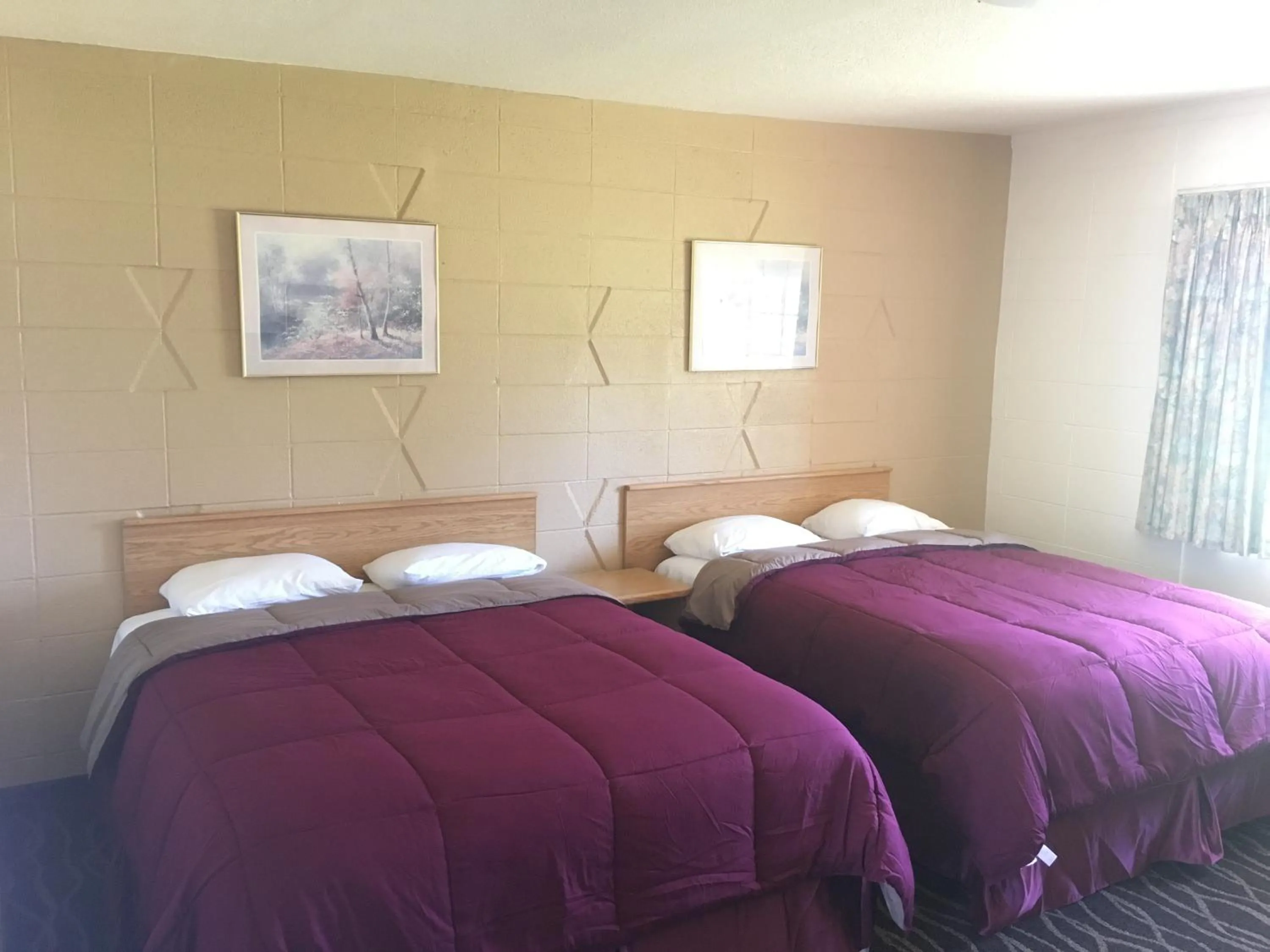 Bedroom, Bed in Budget Inn Motel