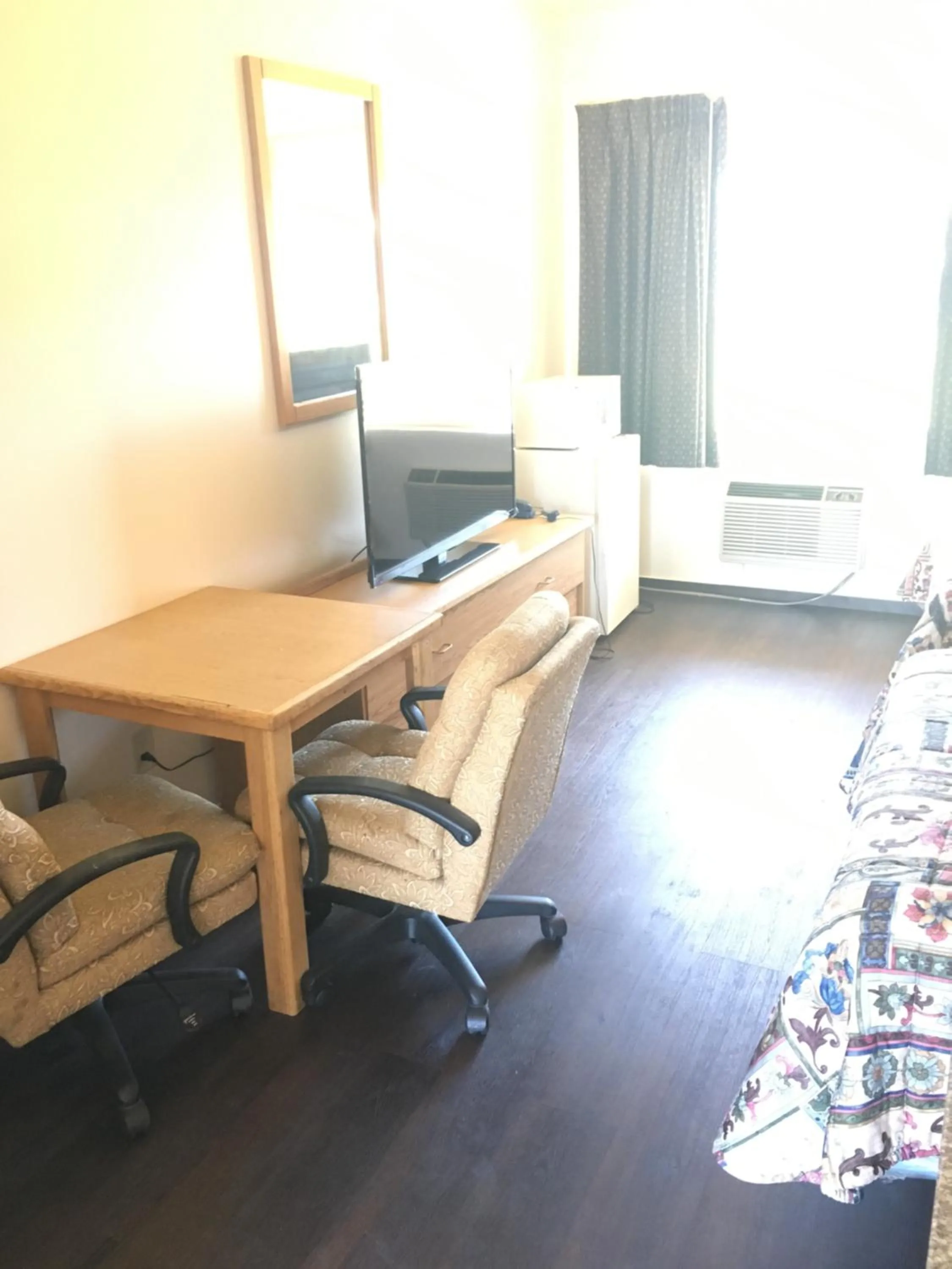 Bedroom in Budget Inn Motel