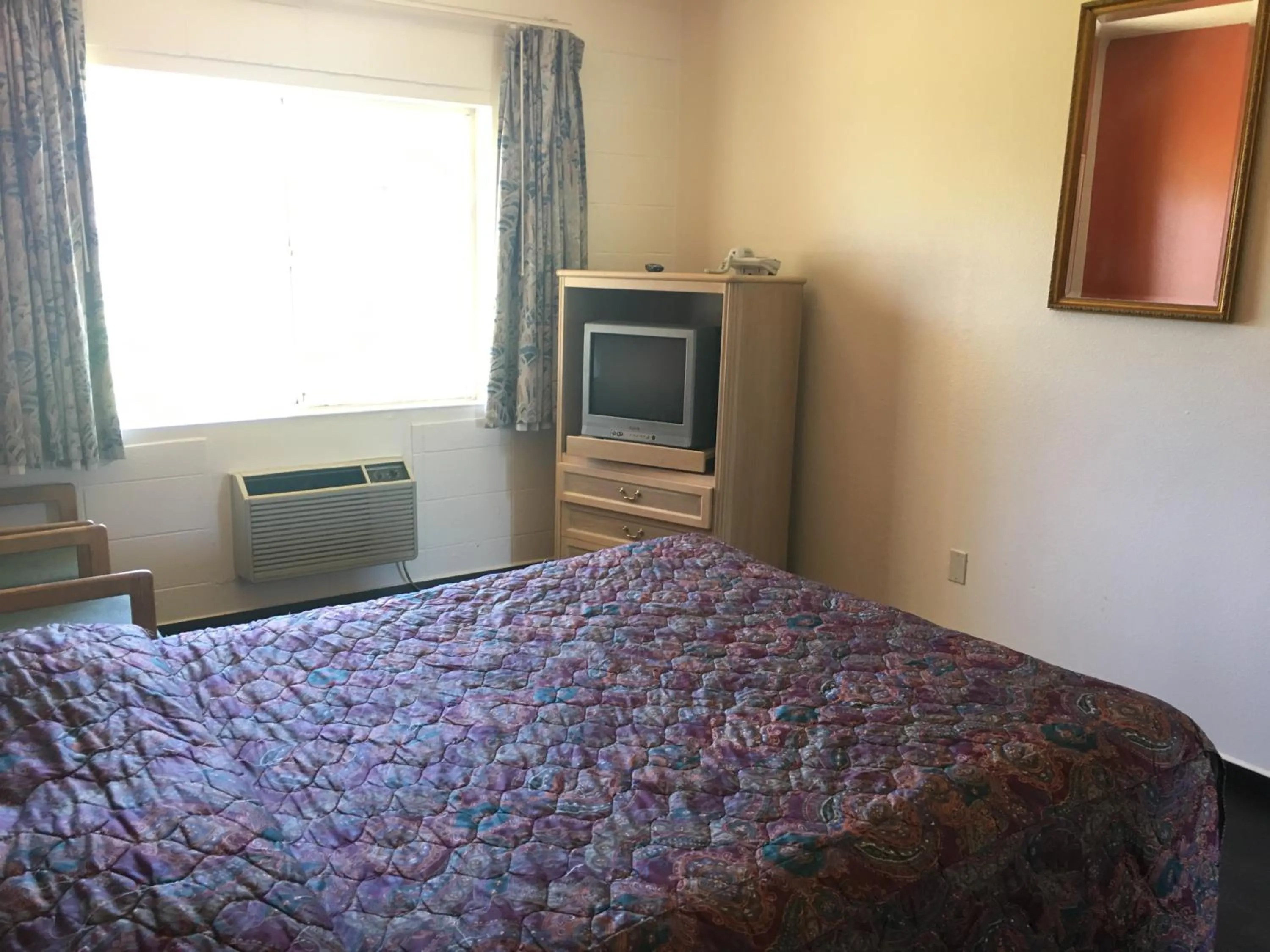 Bedroom, Bed in Budget Inn Motel