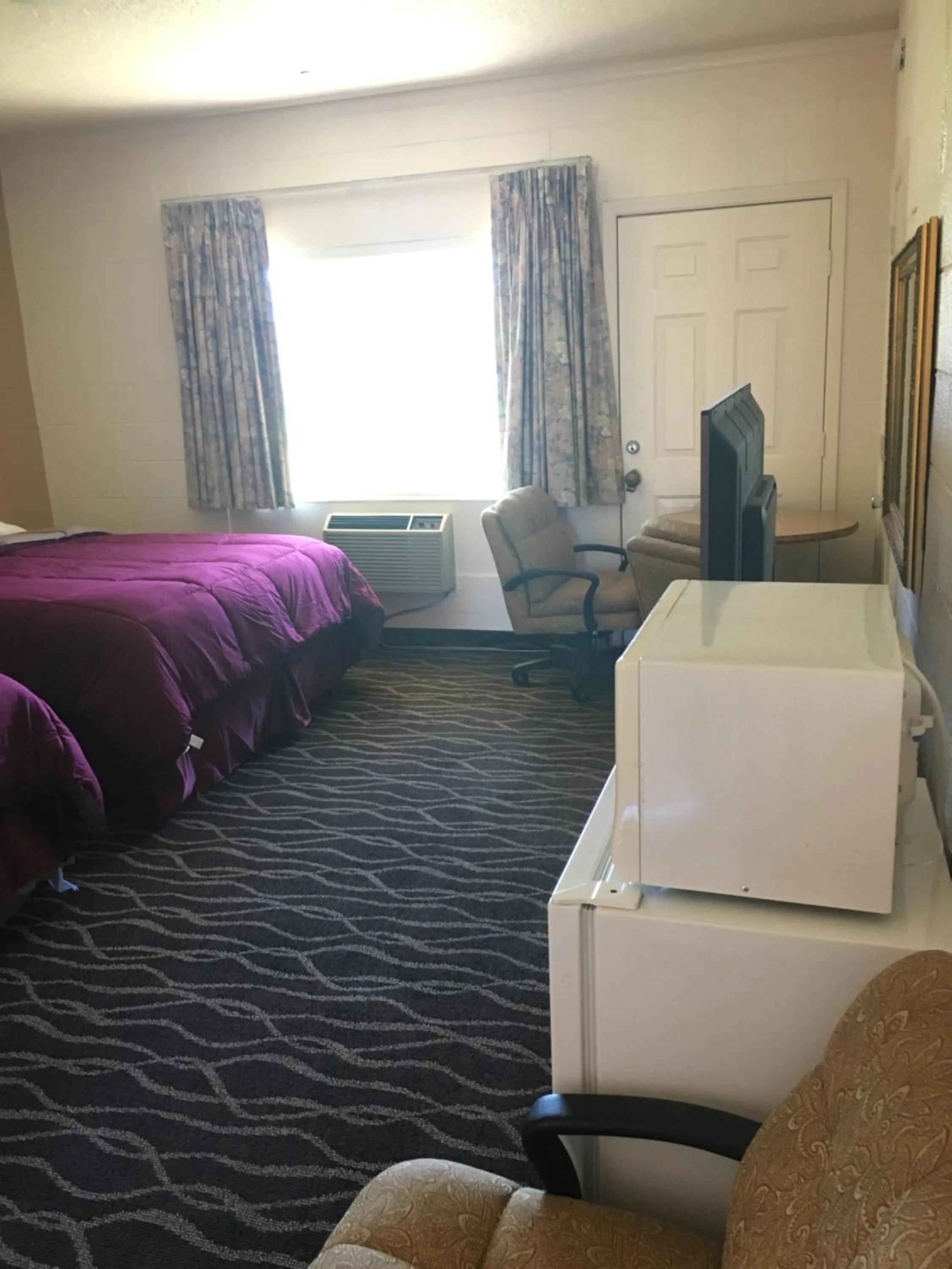 Bedroom, Bed in Budget Inn Motel