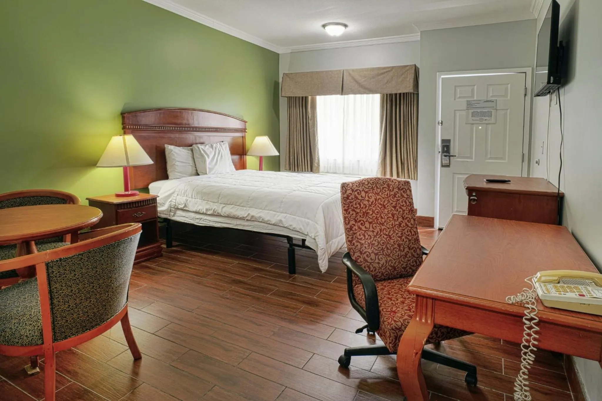 Photo of the whole room, Bed in Starlight Inn & Suites Motel 29 Palms Joshua Tree National Park