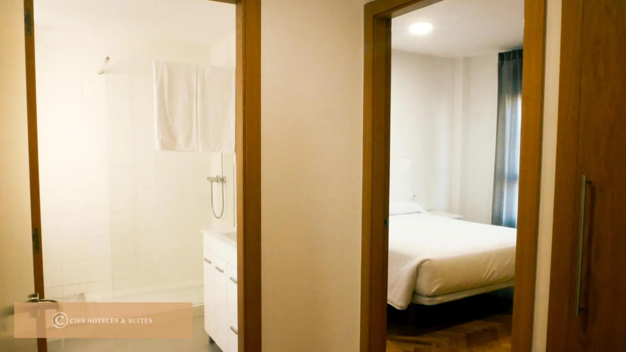 Bathroom, Bed in Cíes Premium Suitel García Barbón 73 - Love your Stay