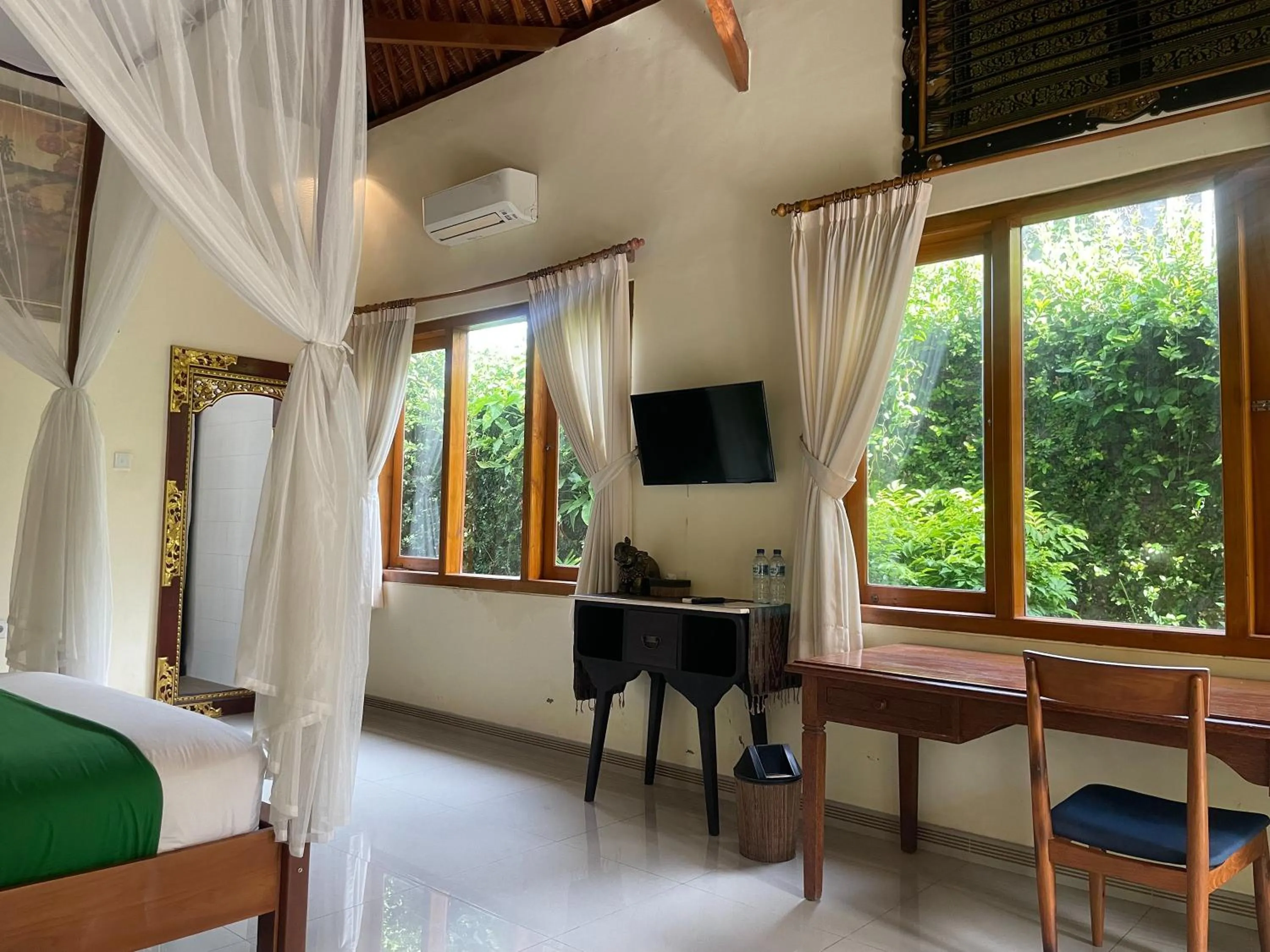 TV and multimedia in Graha Madesimon