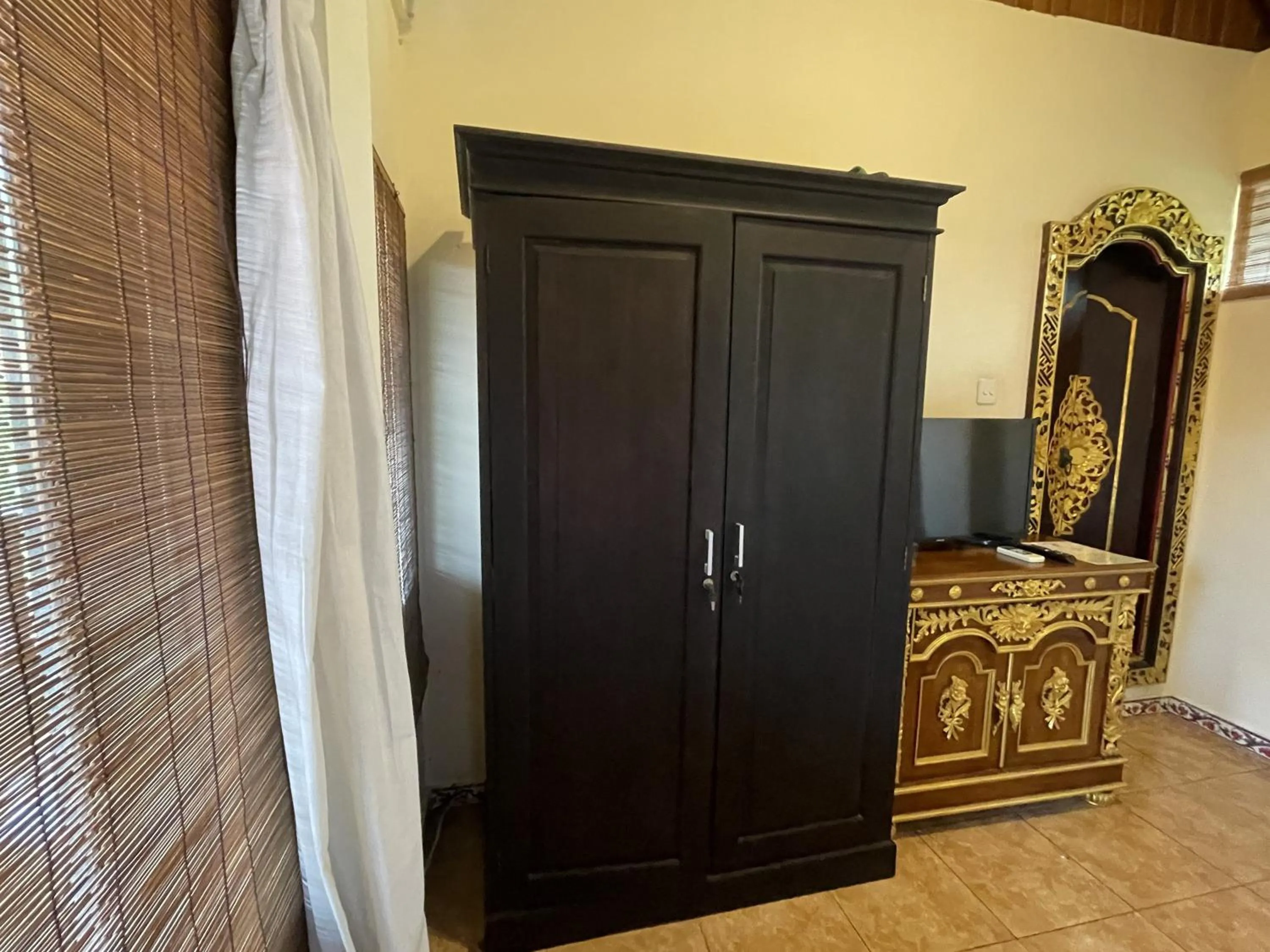 wardrobe in Graha Madesimon