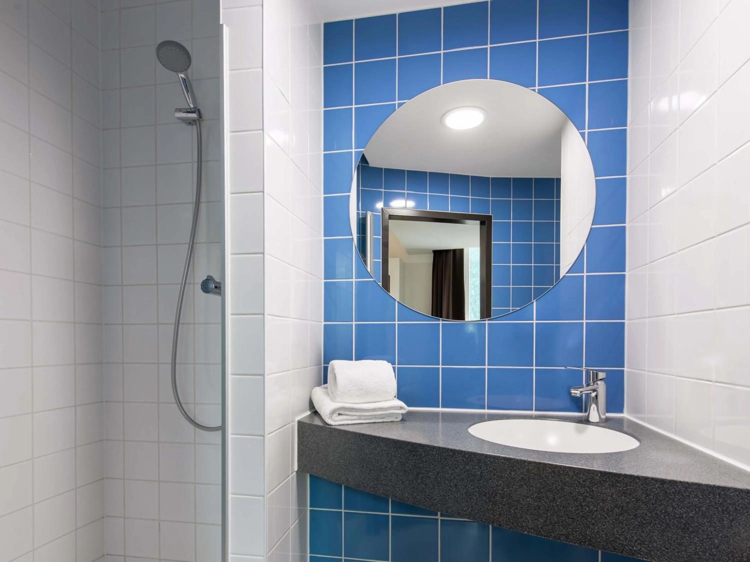 Bathroom in B&B Hotel Landshut