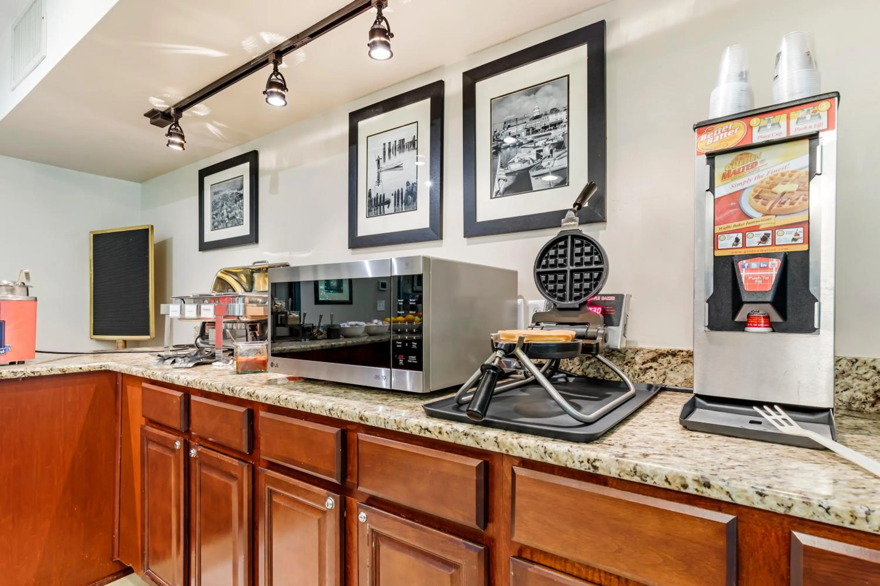 Breakfast in Country Inn & Suites by Radisson, Annapolis, MD