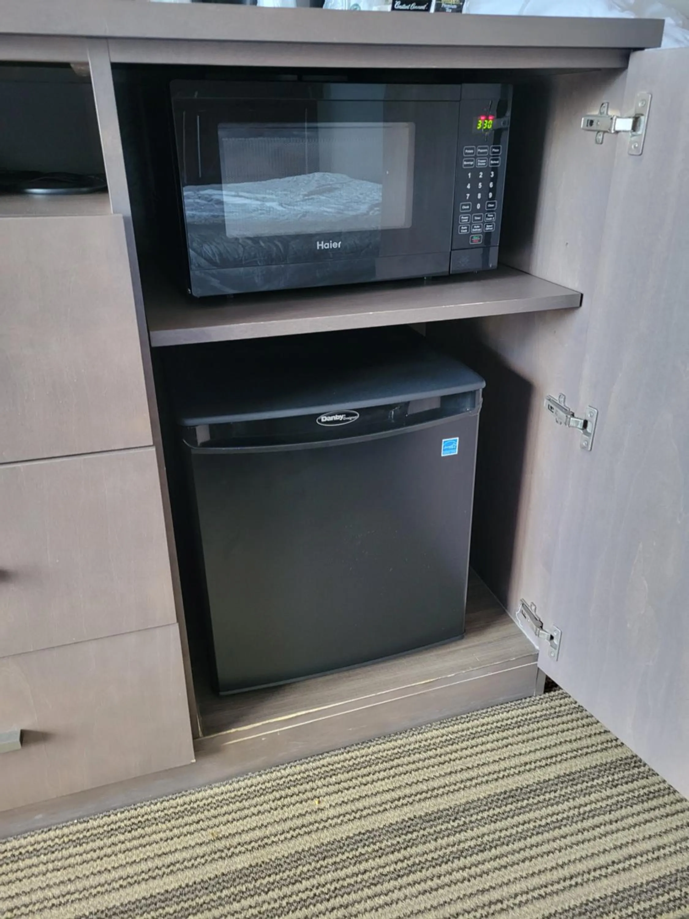 microwave in Country Inn & Suites by Radisson, Annapolis, MD