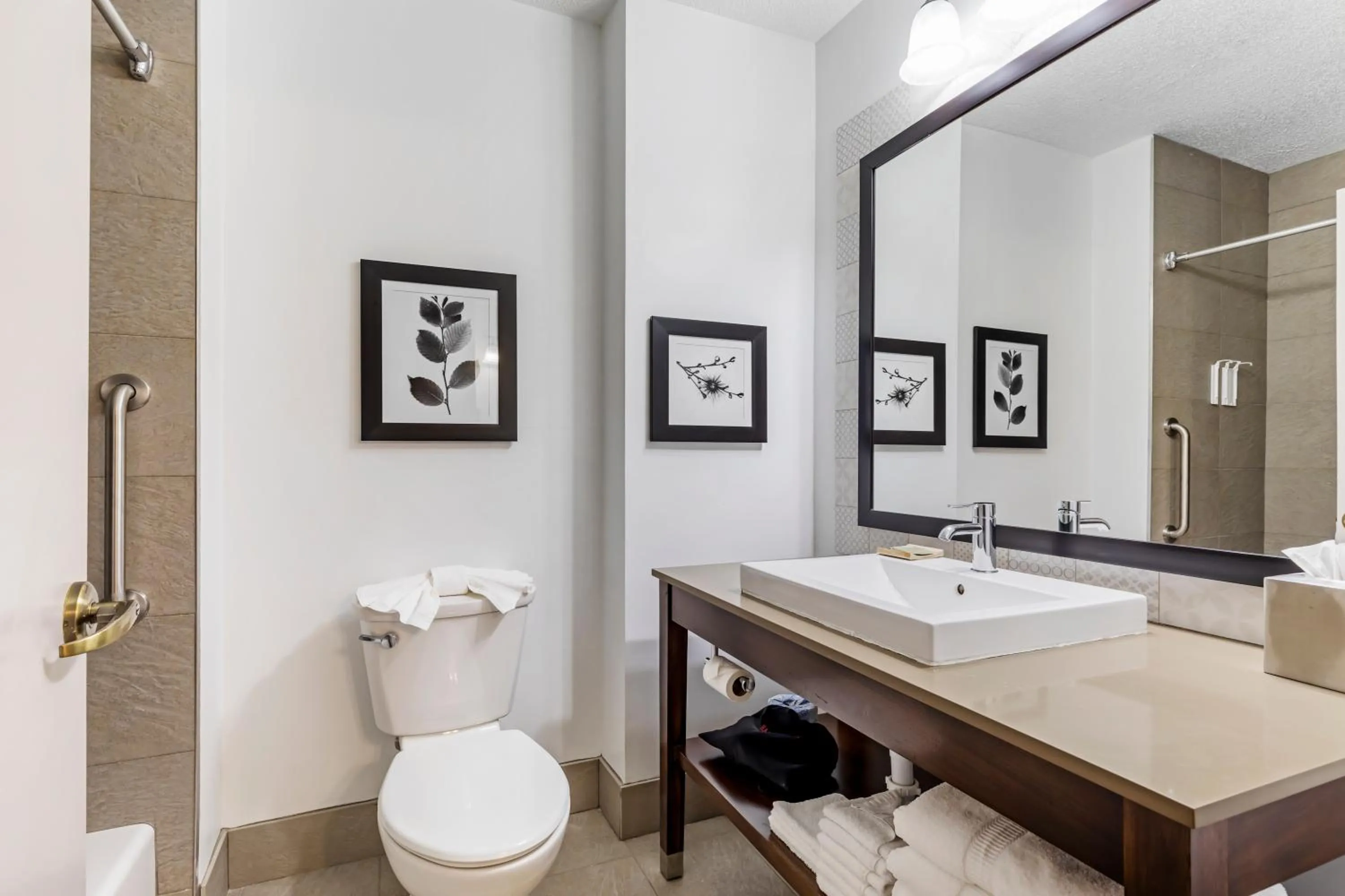 Bathroom in Country Inn & Suites by Radisson, Annapolis, MD