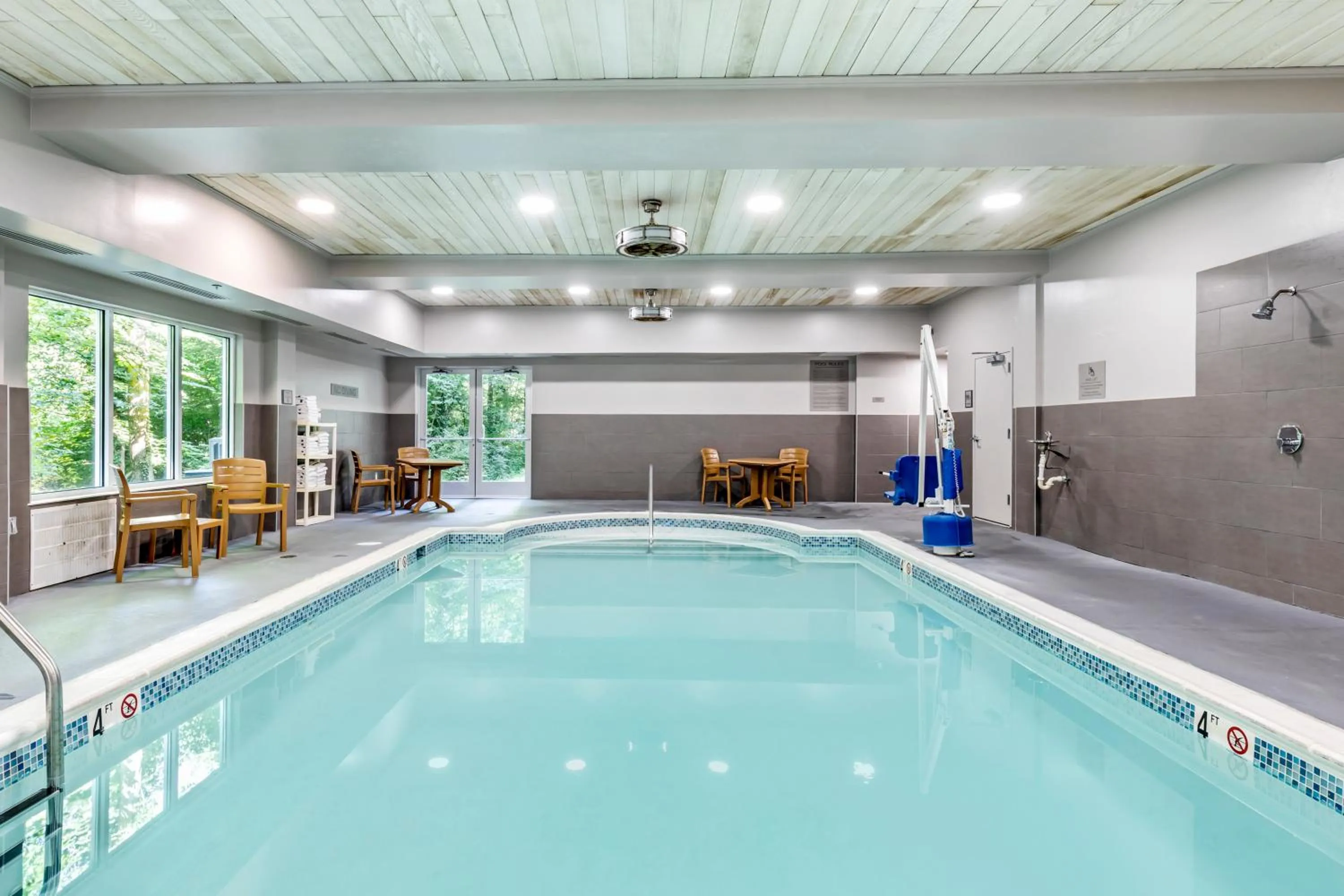 Swimming pool in Country Inn & Suites by Radisson, Annapolis, MD
