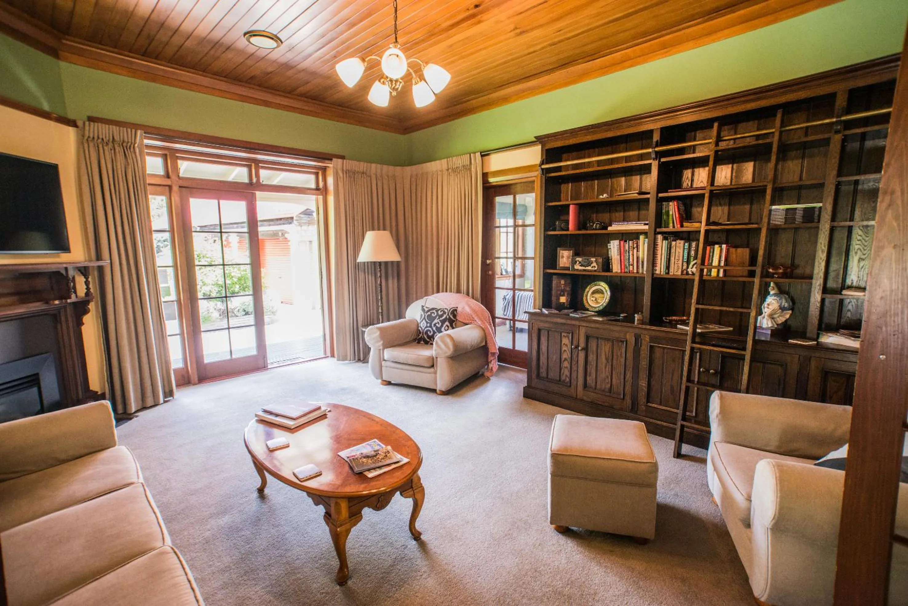 Library in Hartley Homestead Boutique Bed & Breakfast