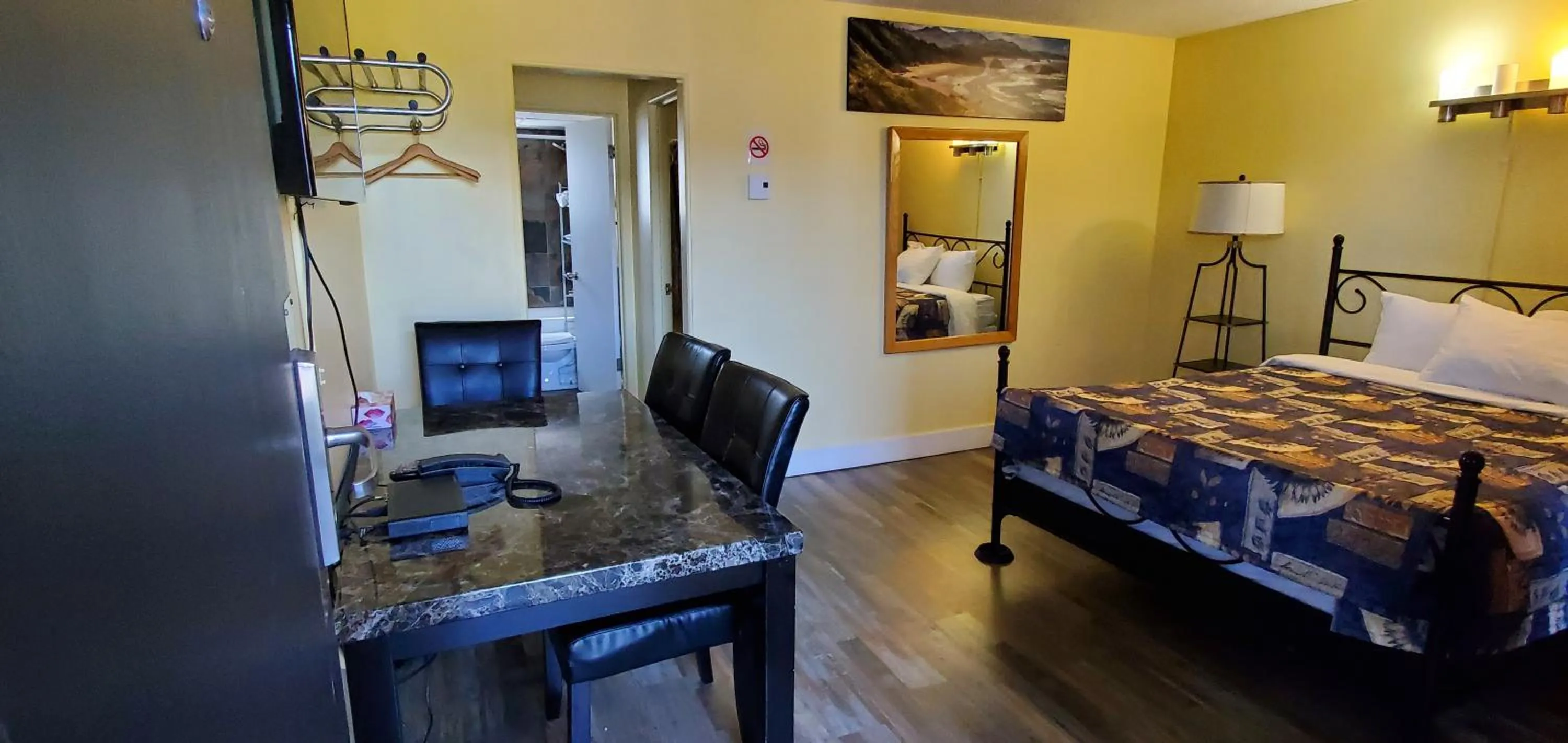 Living room, Bed in Port-O-Call Inn