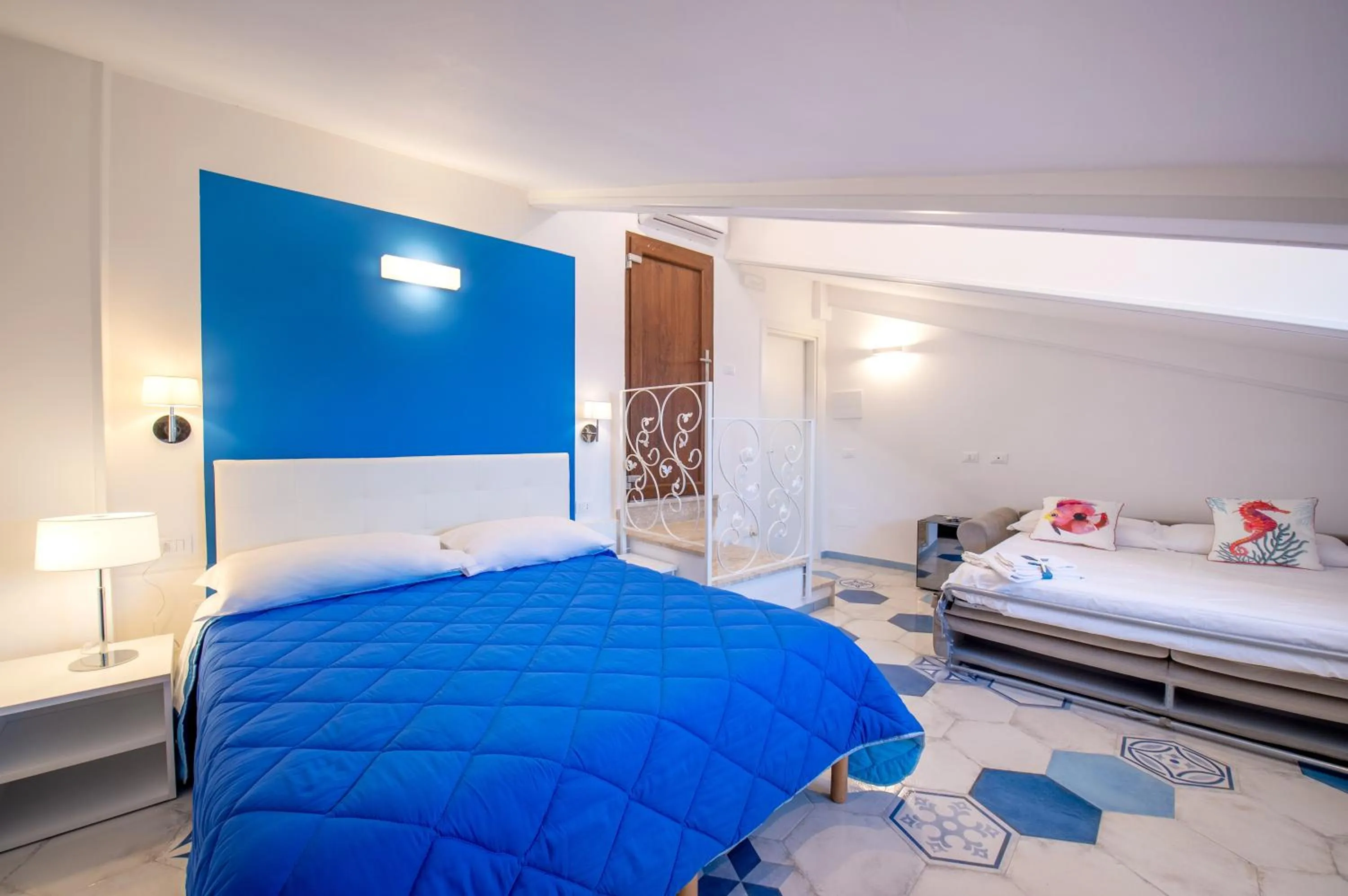 Bed in Caruso sea view