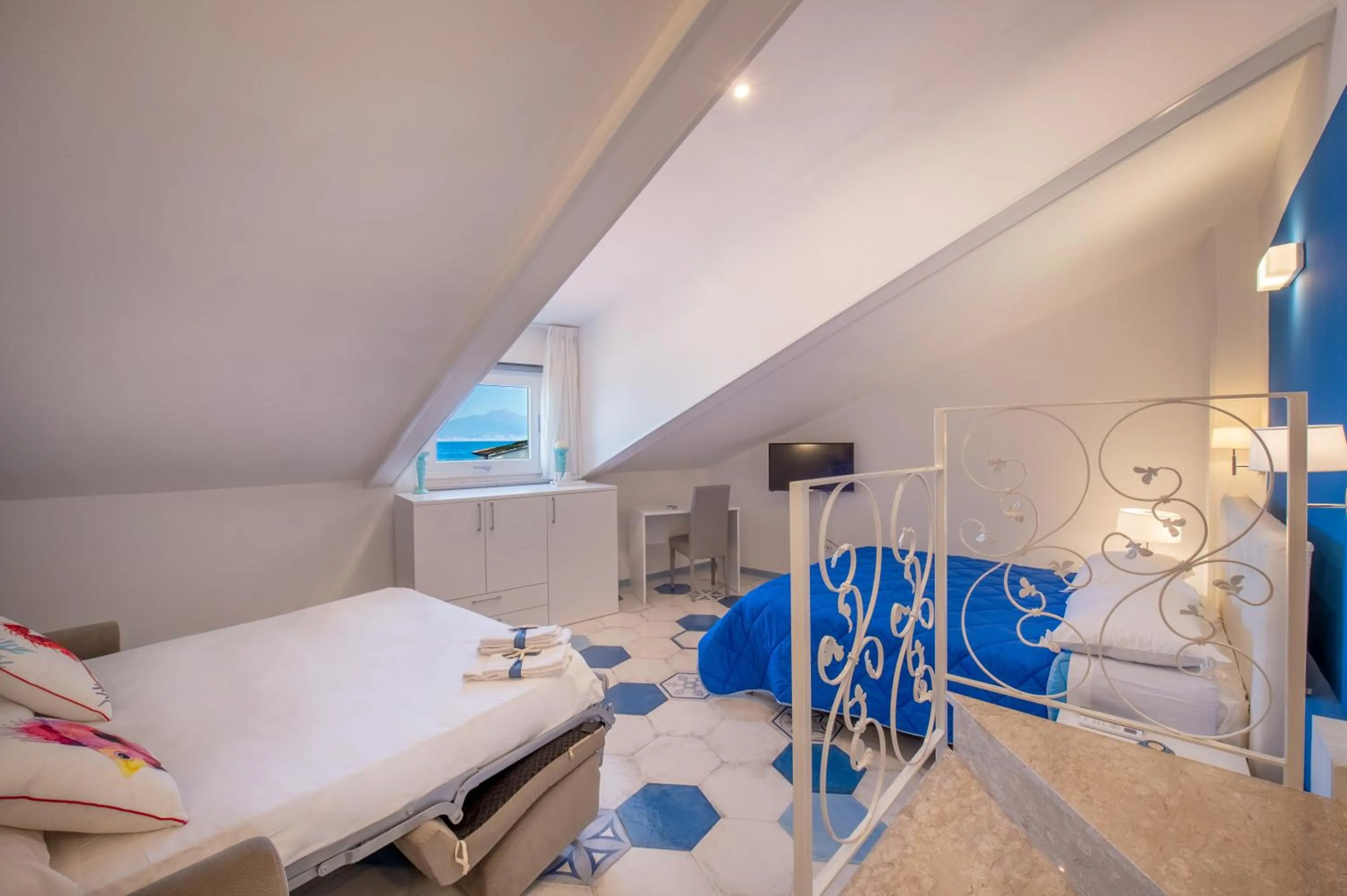 Bed in Caruso sea view