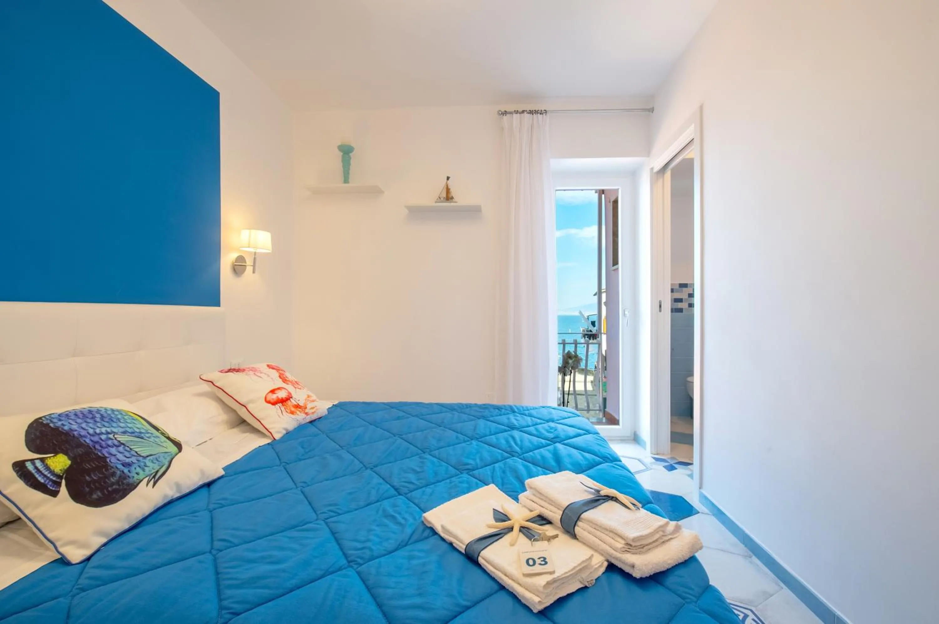 Bed in Caruso sea view