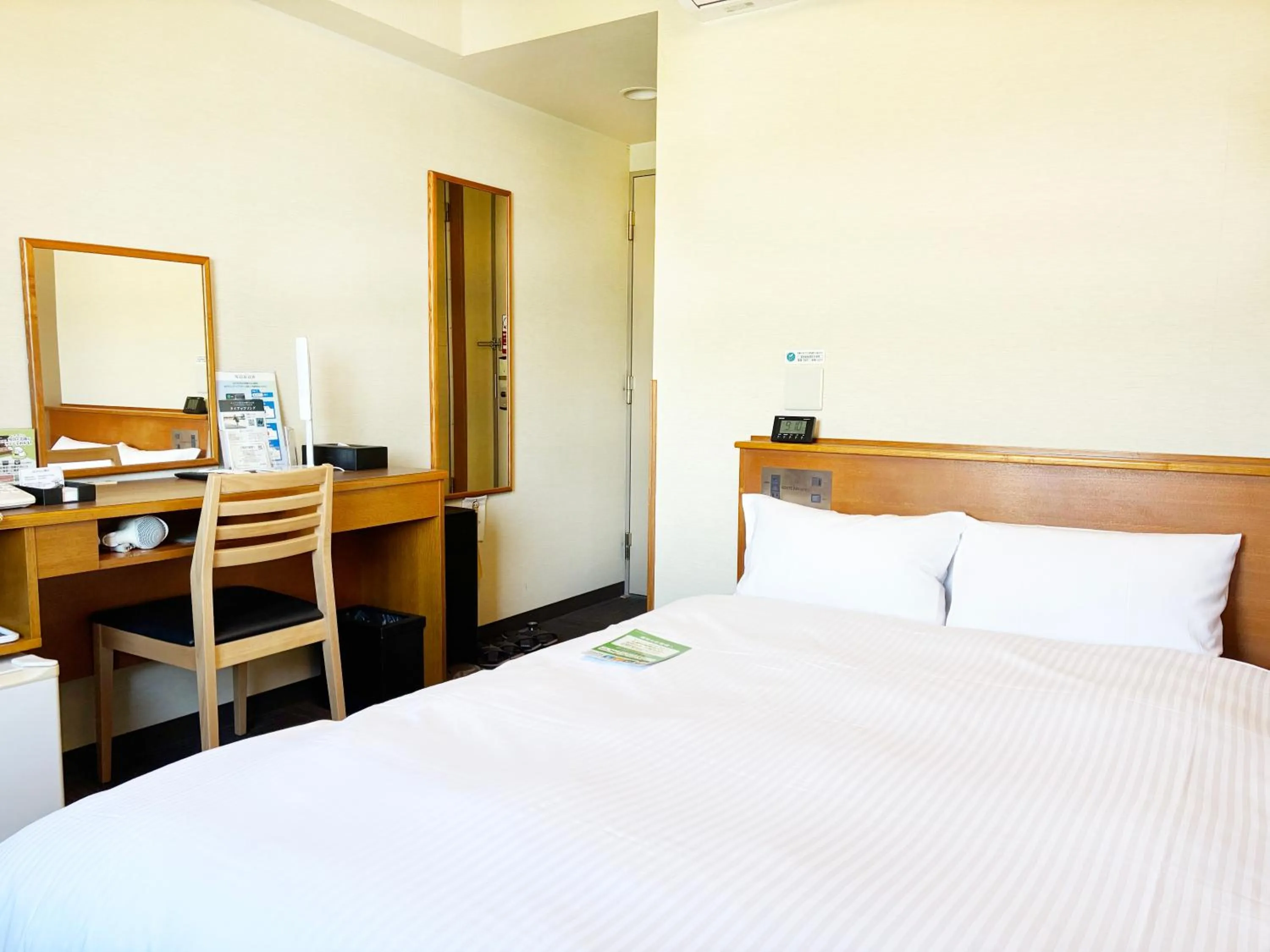 Photo of the whole room, Bed in Hotel Route-Inn Nagaizumi Numazu Inter 1