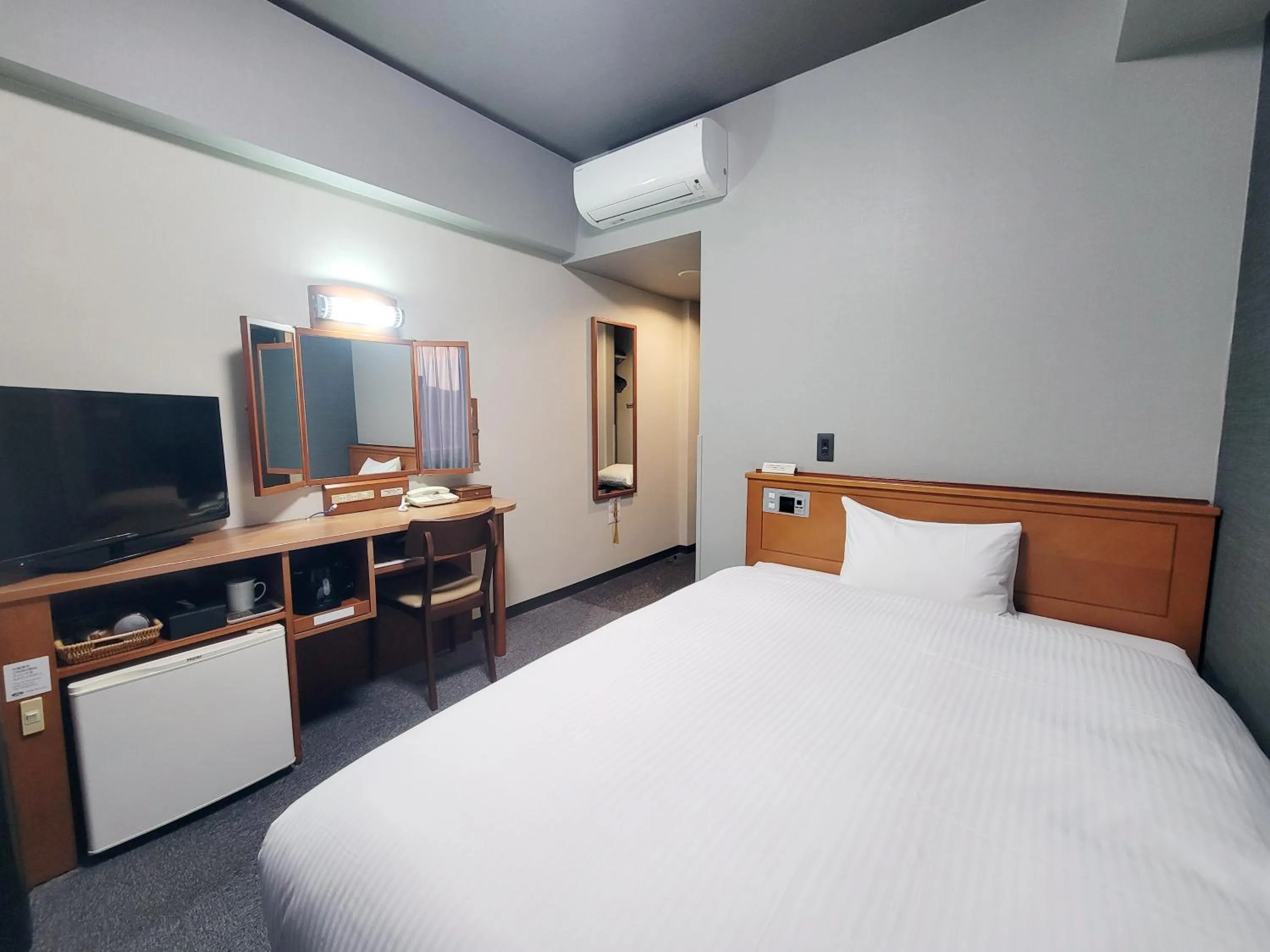 Photo of the whole room, Bed in Hotel Route-Inn Fujieda-Eki Kita