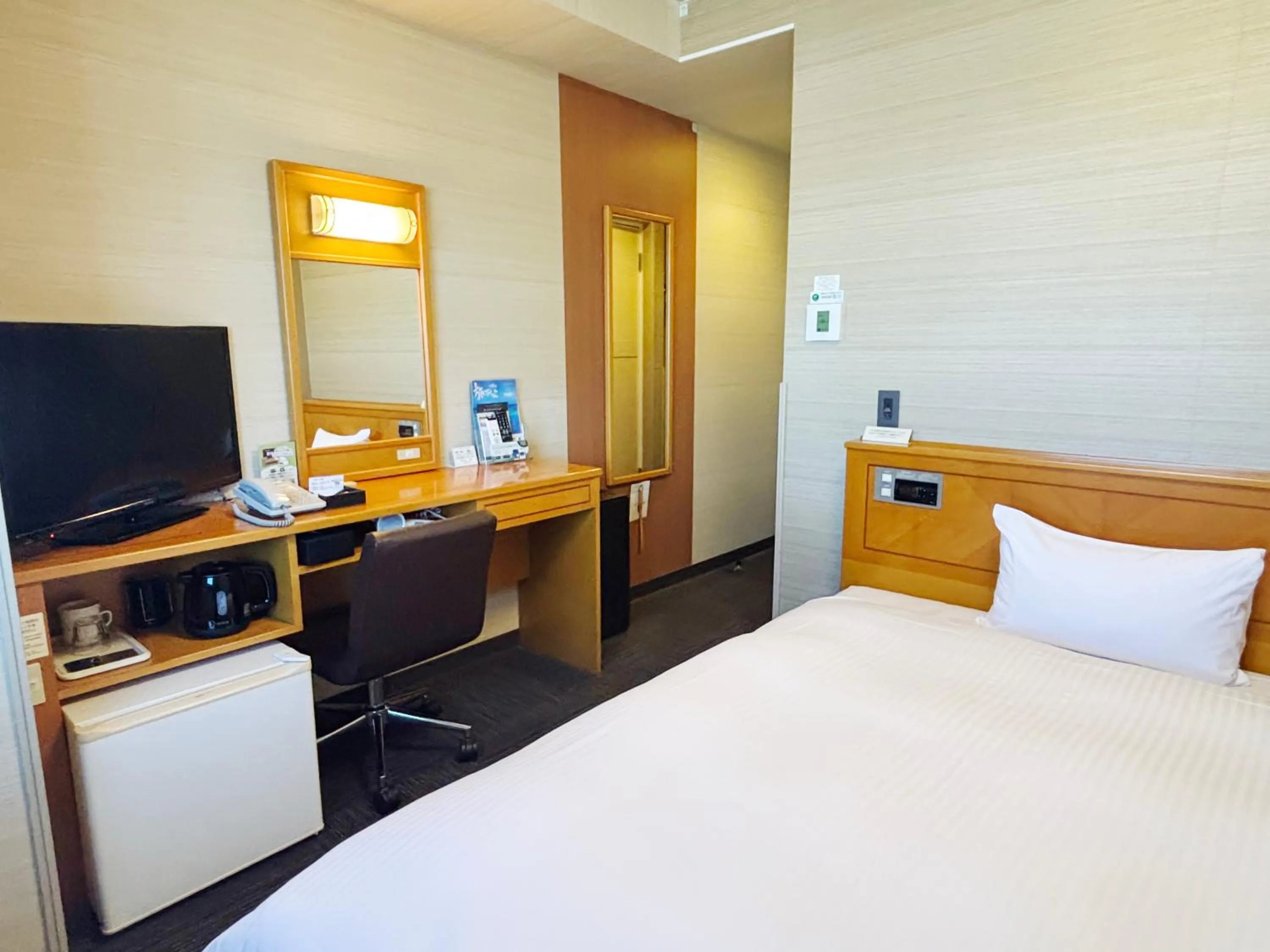 Photo of the whole room, Bed in Hotel Route-Inn Kakegawa Inter